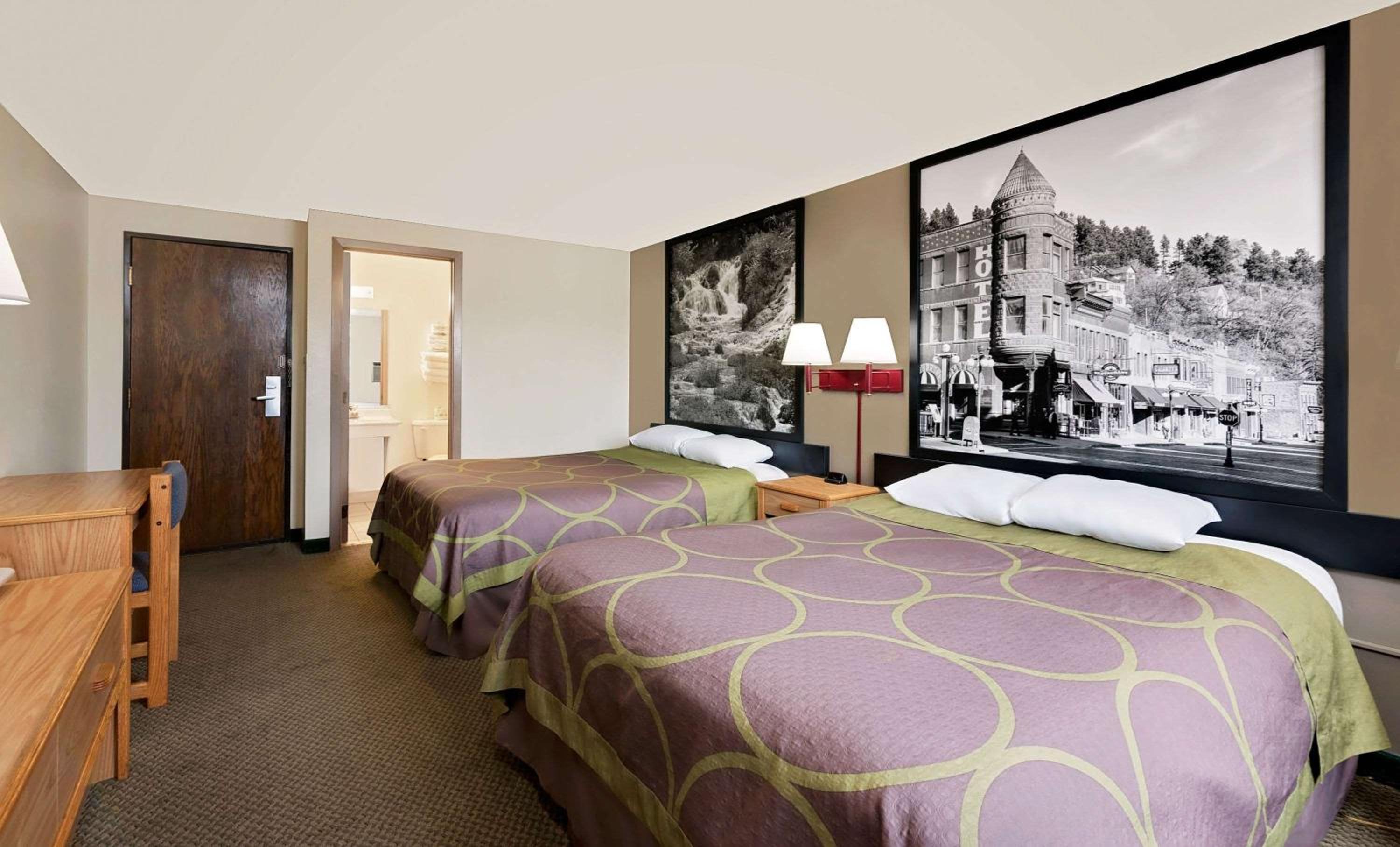 Queen Room with Two Queen Beds - Non-Smoking photo 3