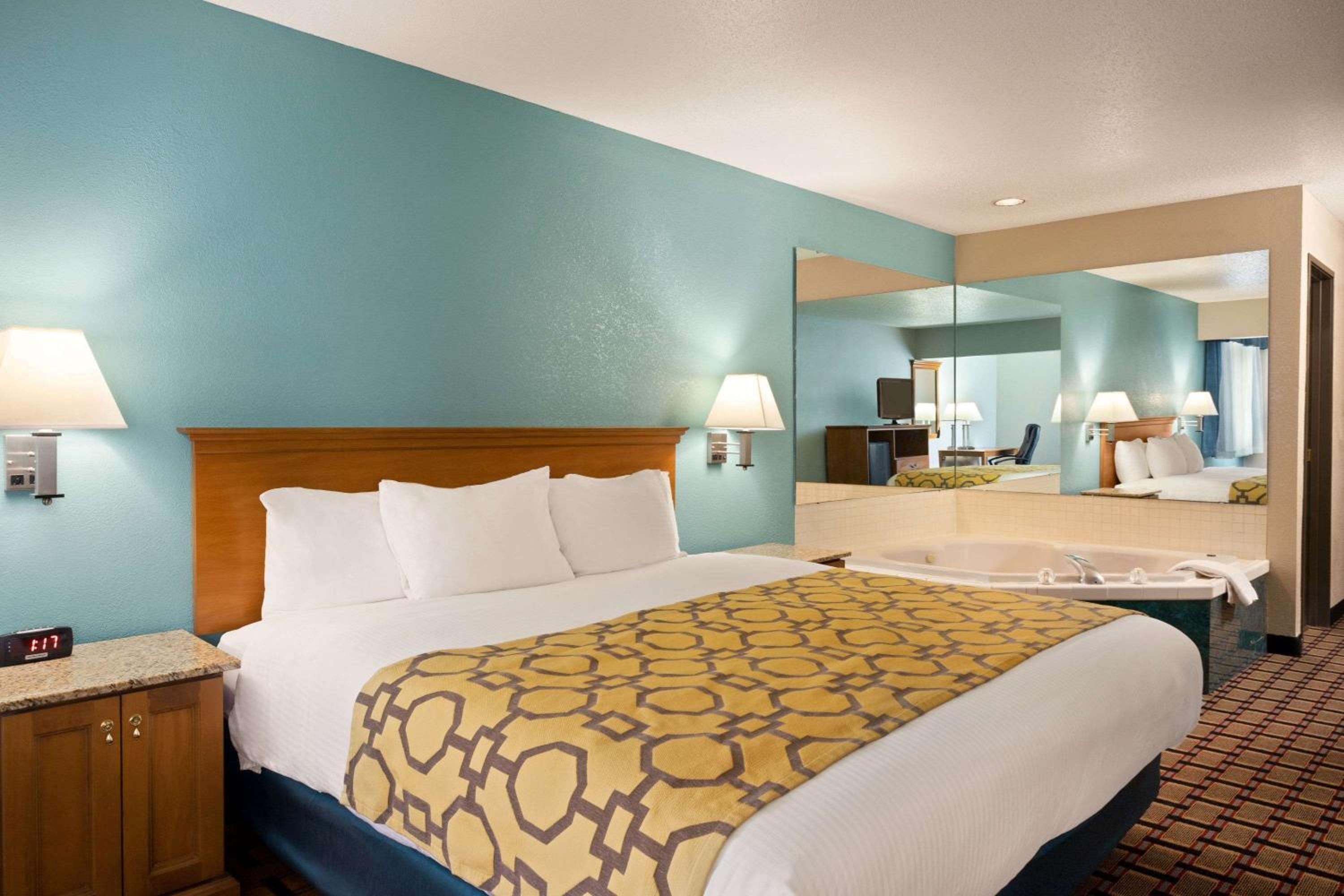 King Room with One King Bed and Jetted Tub - Non-Smoking - Photo 3