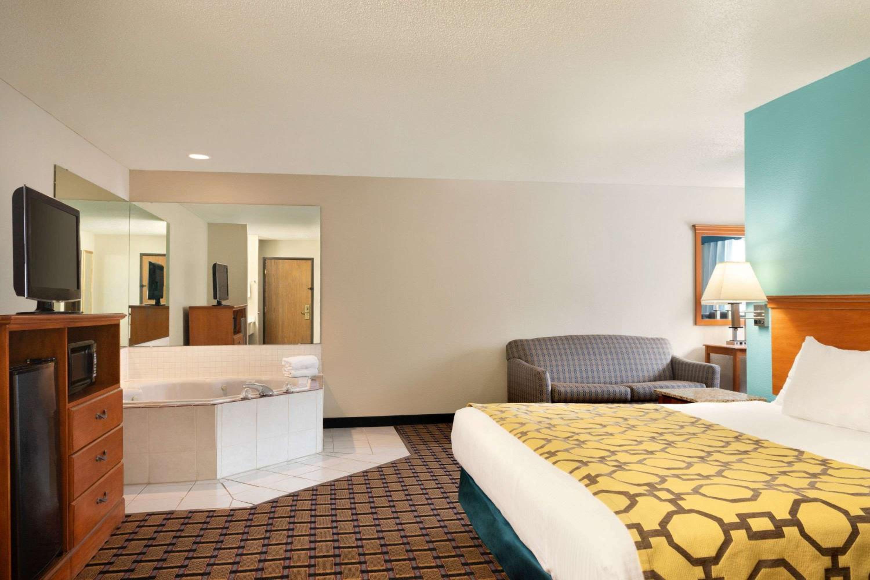 King Room with One King Bed and Jetted Tub - Non-Smoking - Photo 2