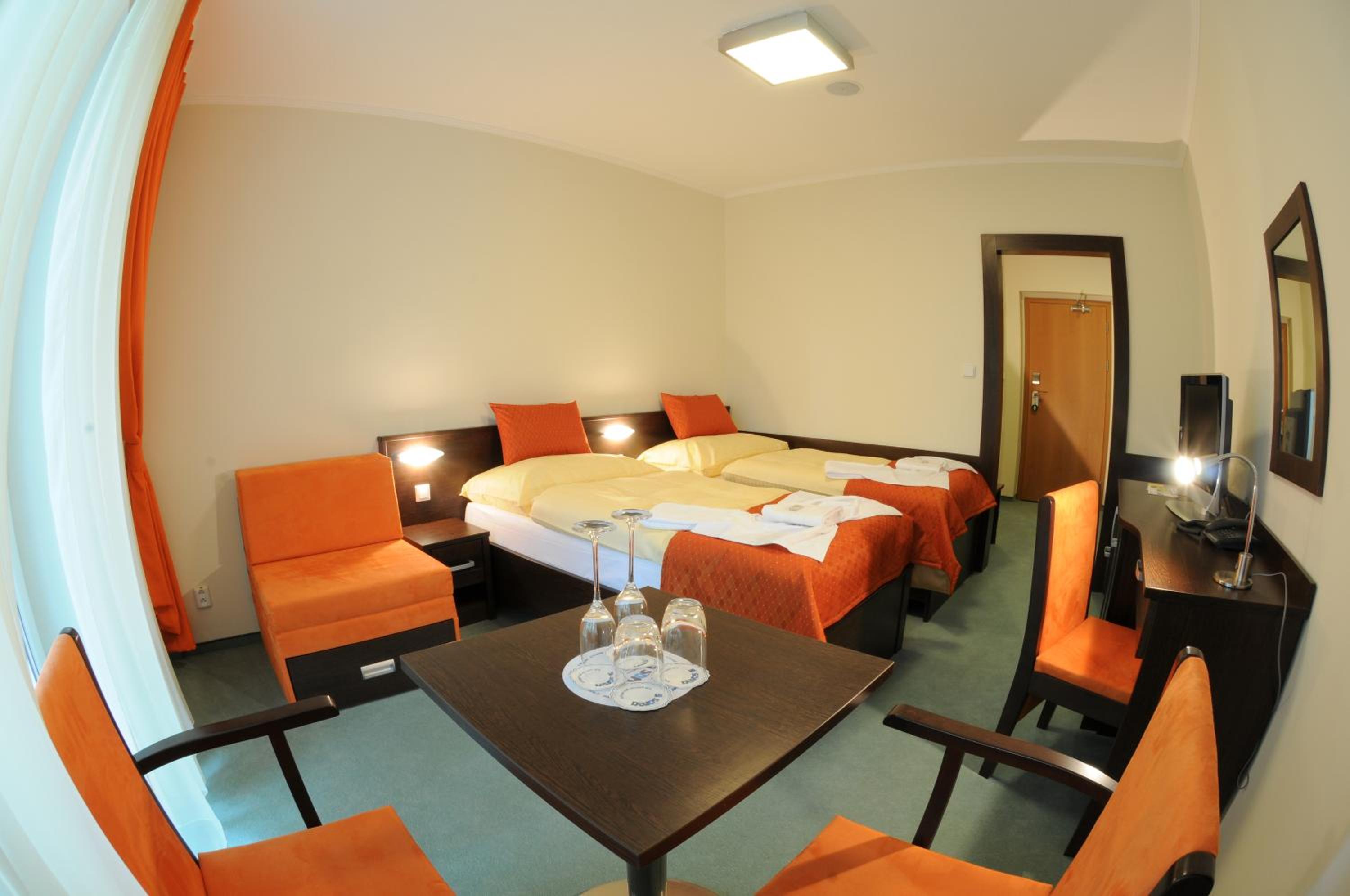 Double or Twin Room with Balcony - Photo 4