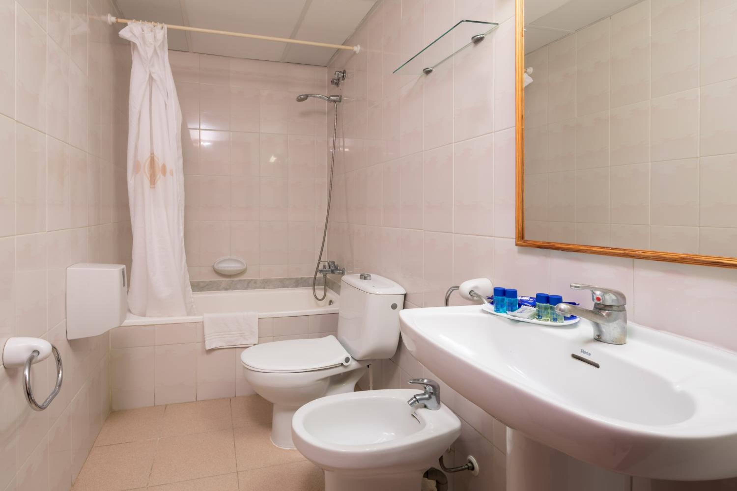 Double or Twin Room - Photo 9