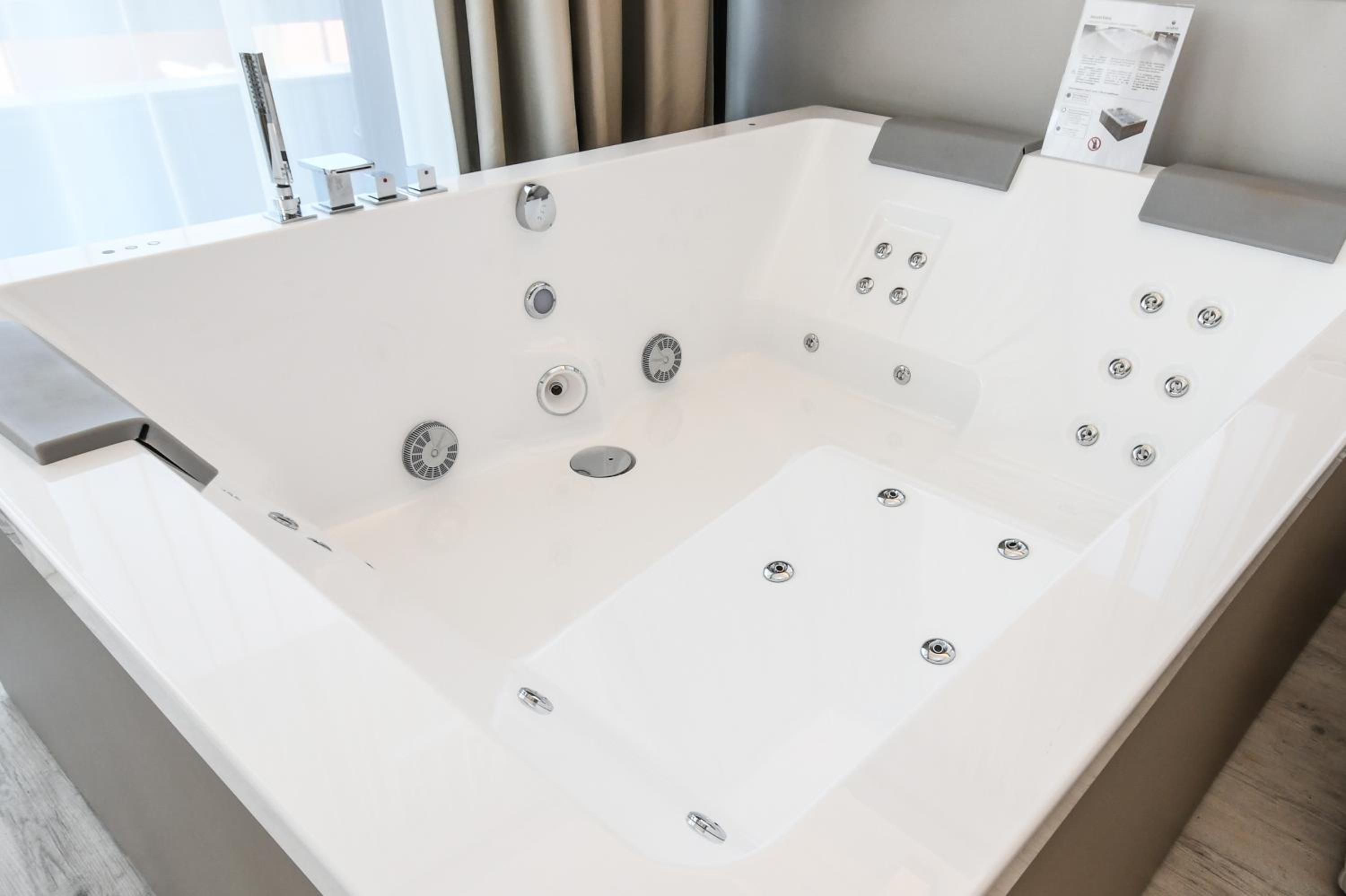 Suite with Lake View - Photo 10