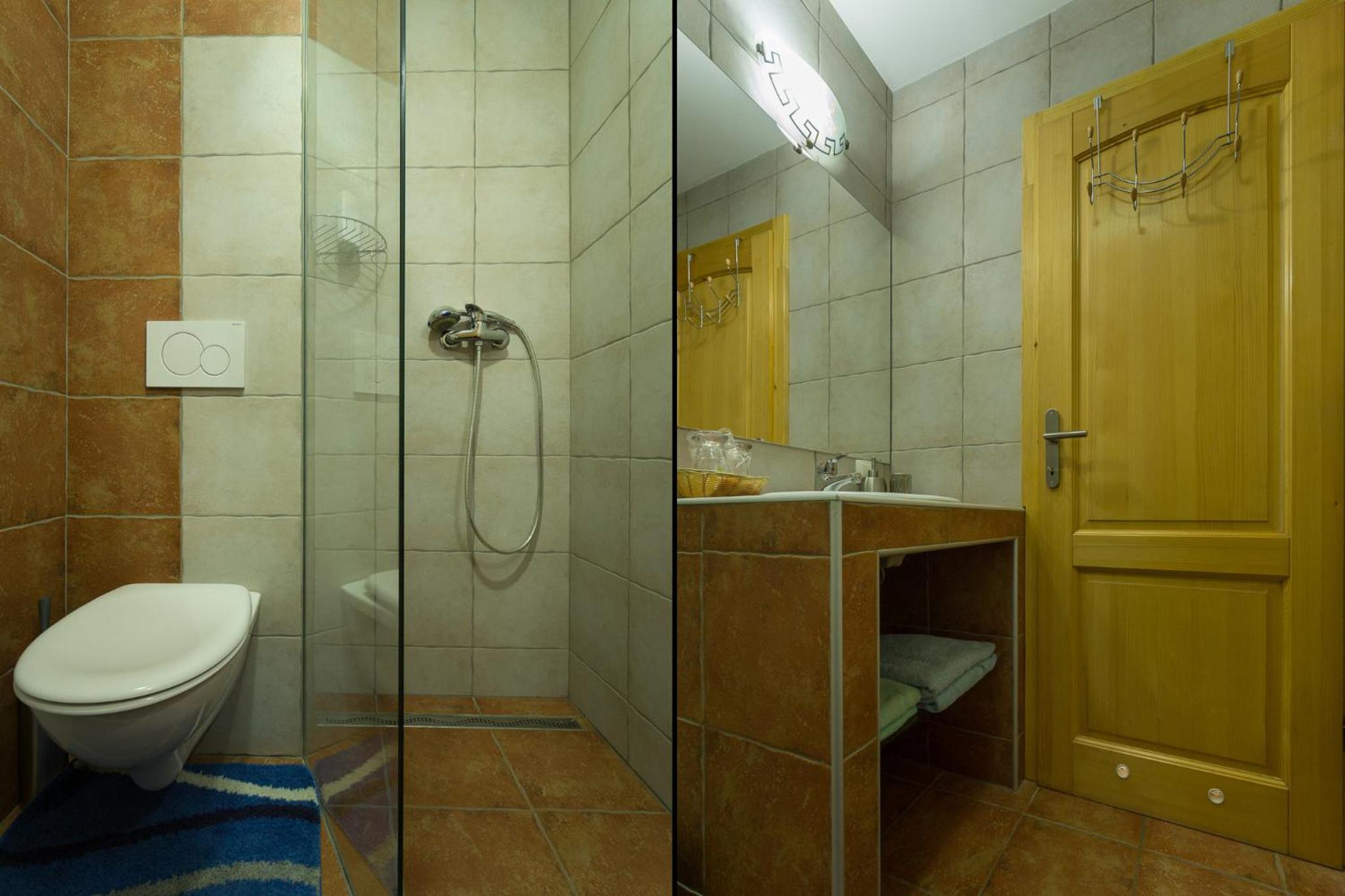 Double Room with Balcony - Photo 8