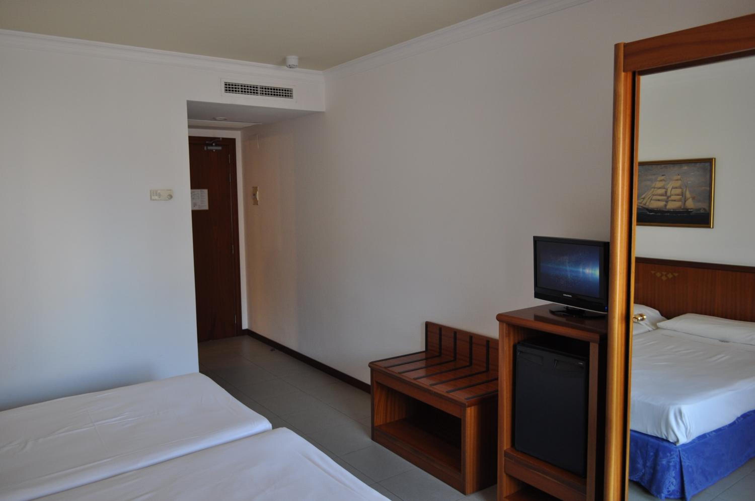 Standard Double or Twin Room with Balcony - Photo 2