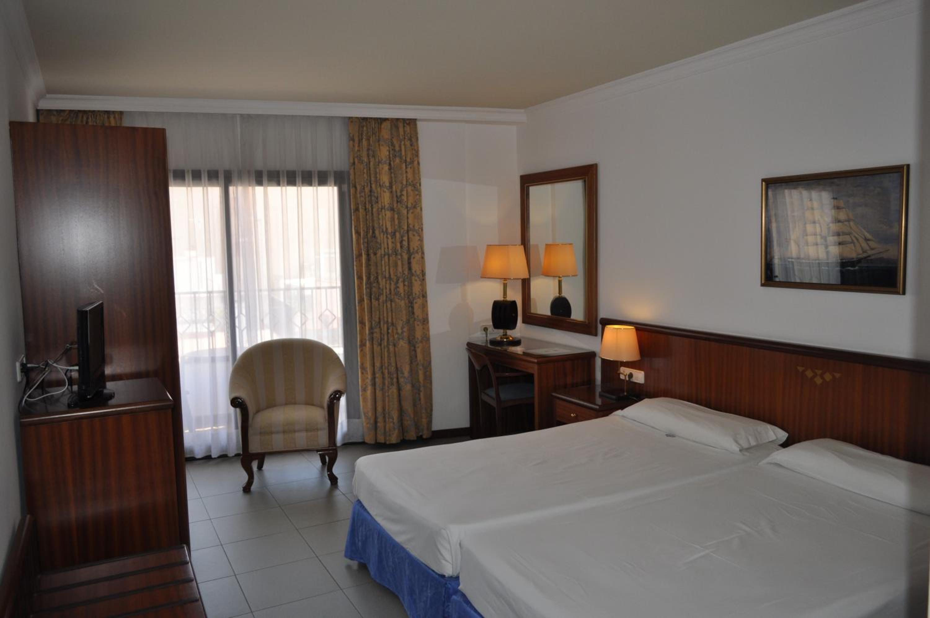 Standard Double or Twin Room with Balcony - Photo 9