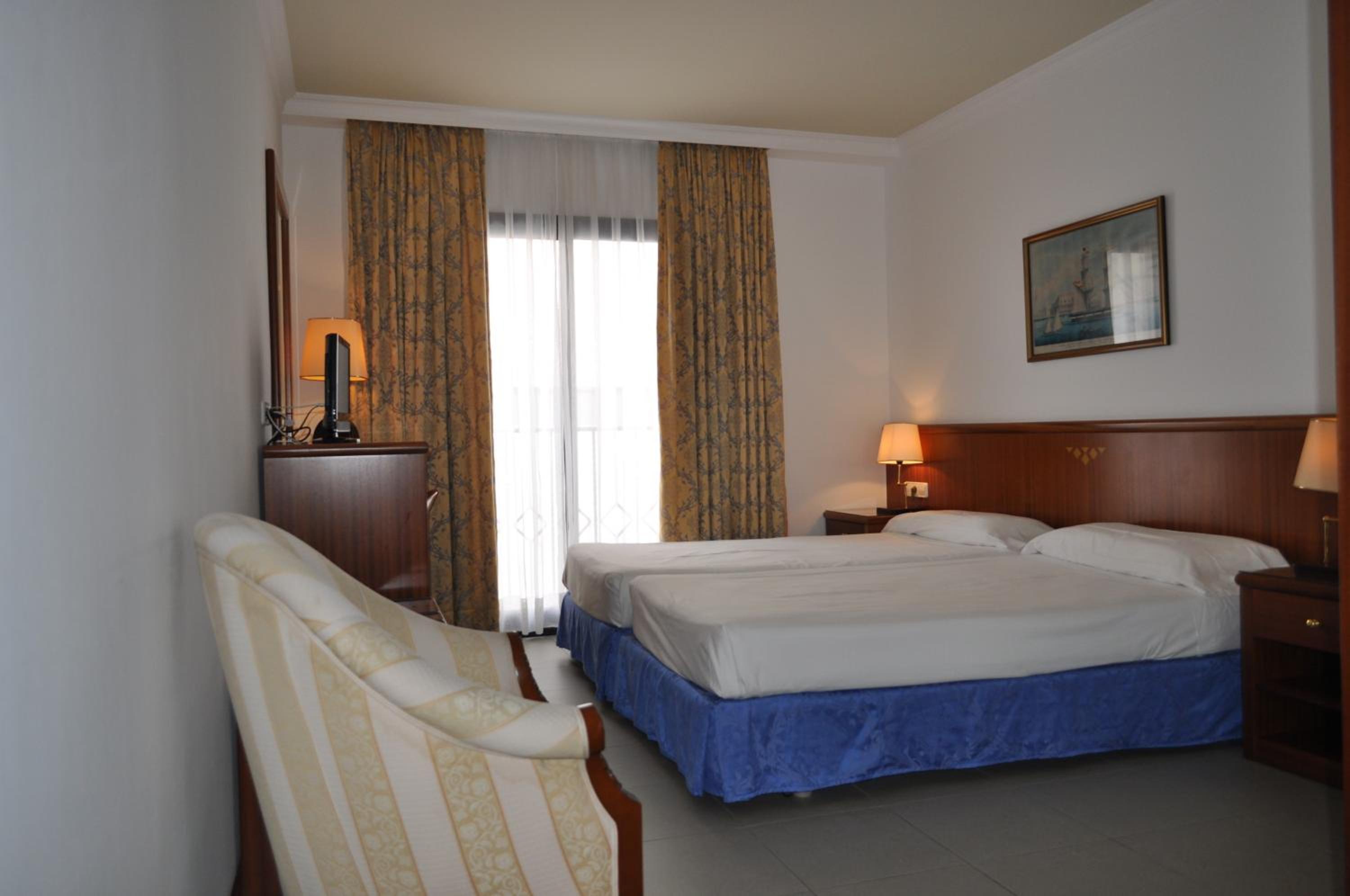 Standard Double or Twin Room with Balcony - Photo 8