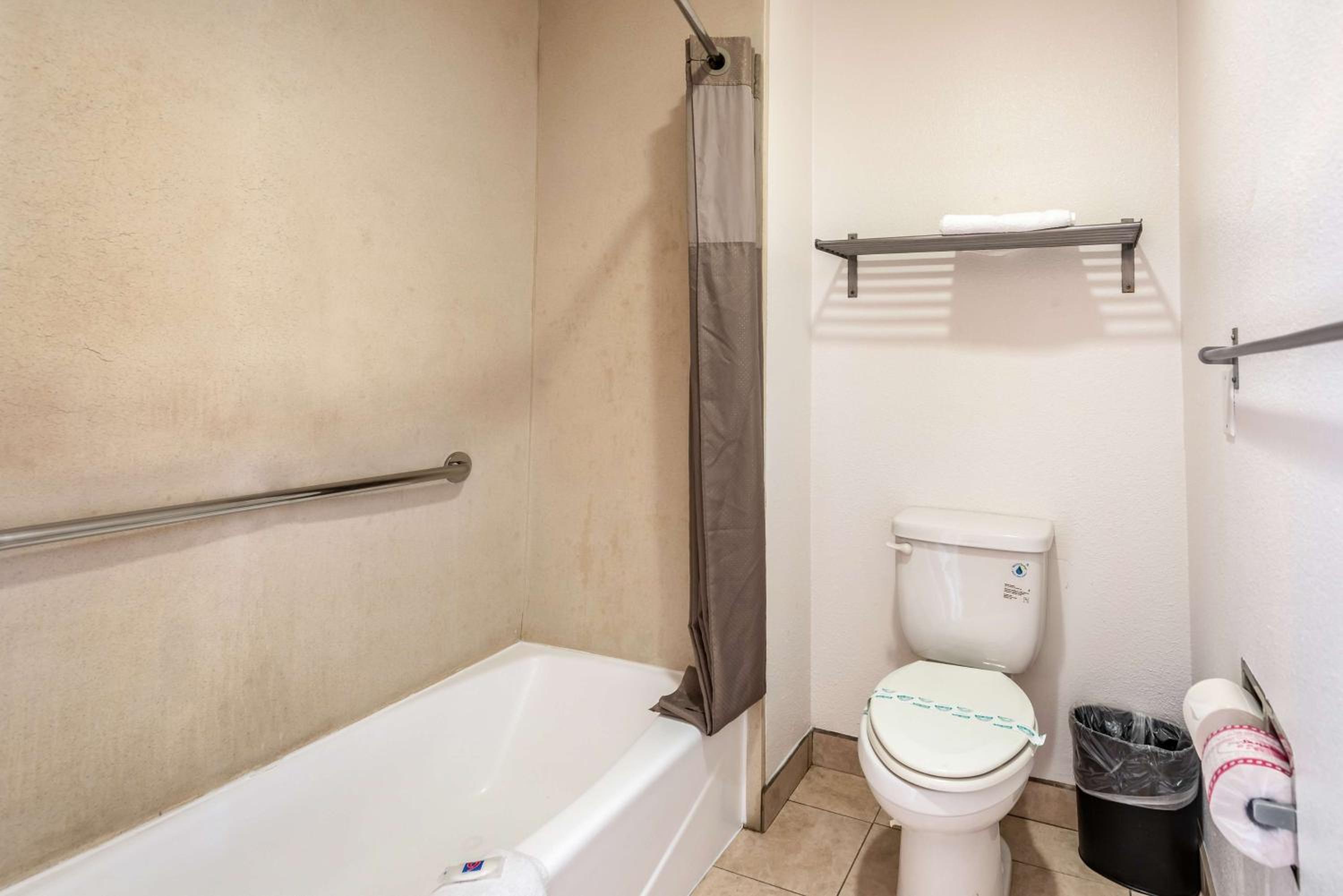 Deluxe King Room - Non-Smoking - Photo 4