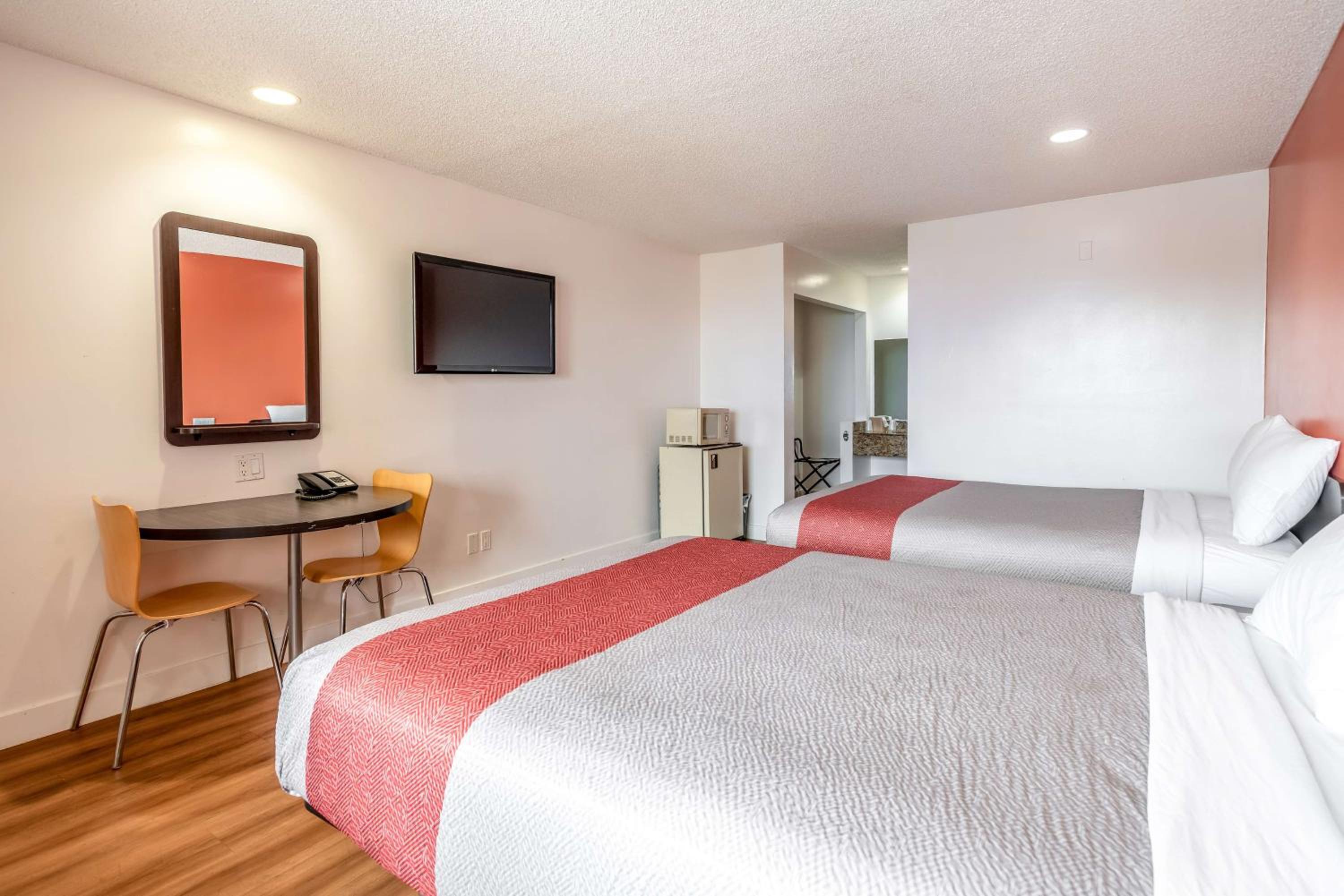 Queen Room With Two Queen Beds With Micro Fridge And Jacuzzi - Non-Smoking - Photo 2