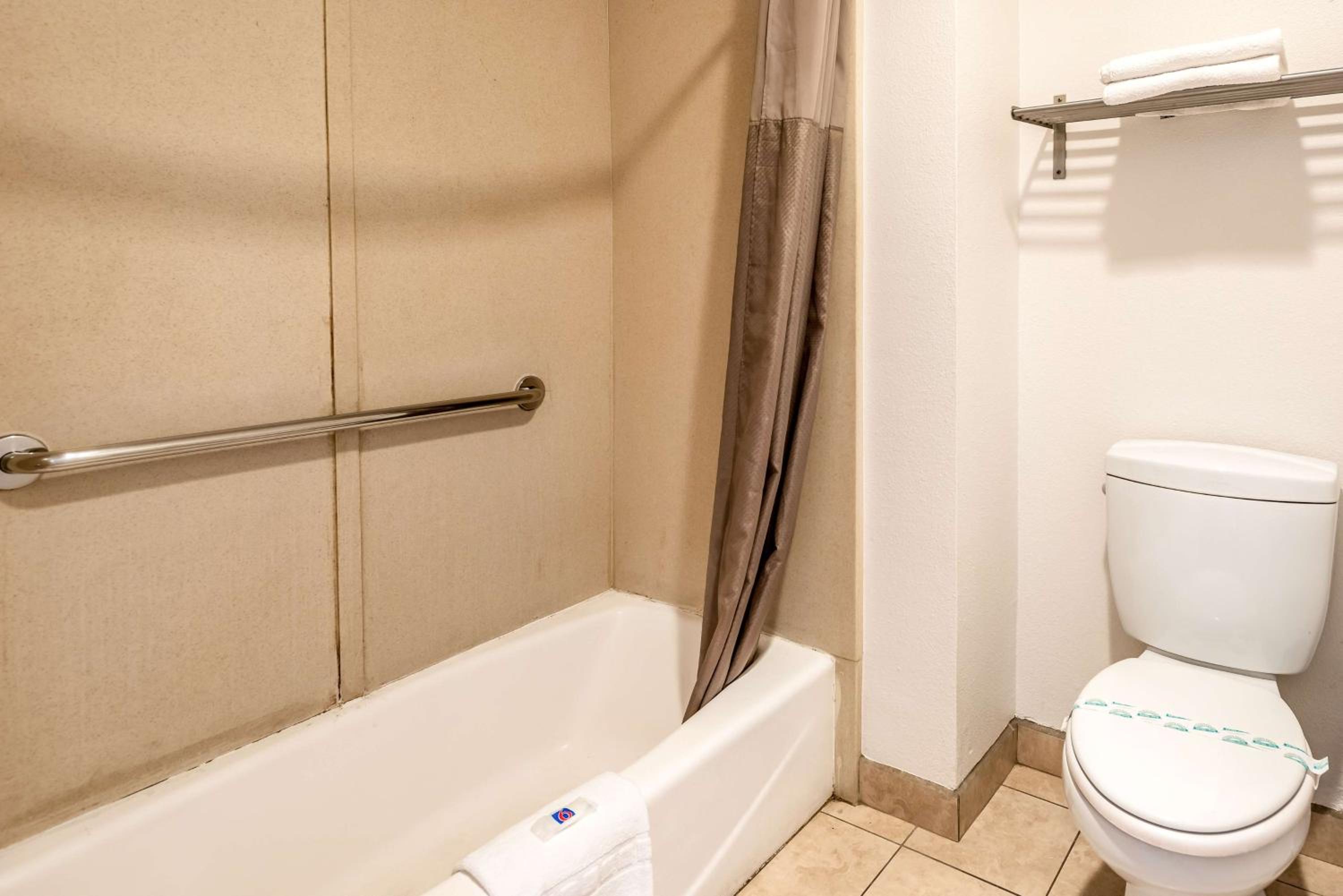 Deluxe King Room - Non-Smoking - Photo 5
