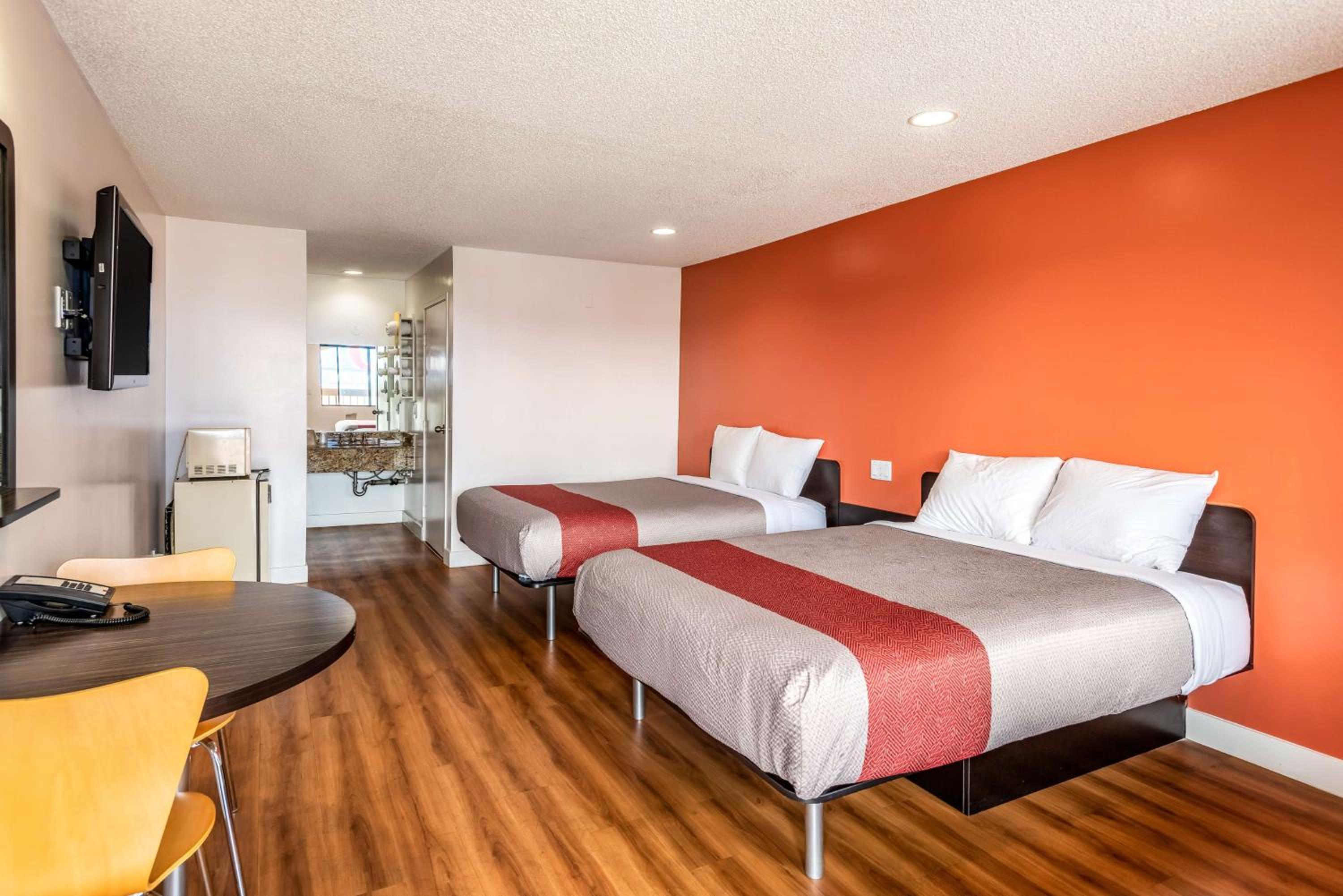 Queen Room With Two Queen Beds With Micro Fridge And Jacuzzi - Non-Smoking - Photo 6