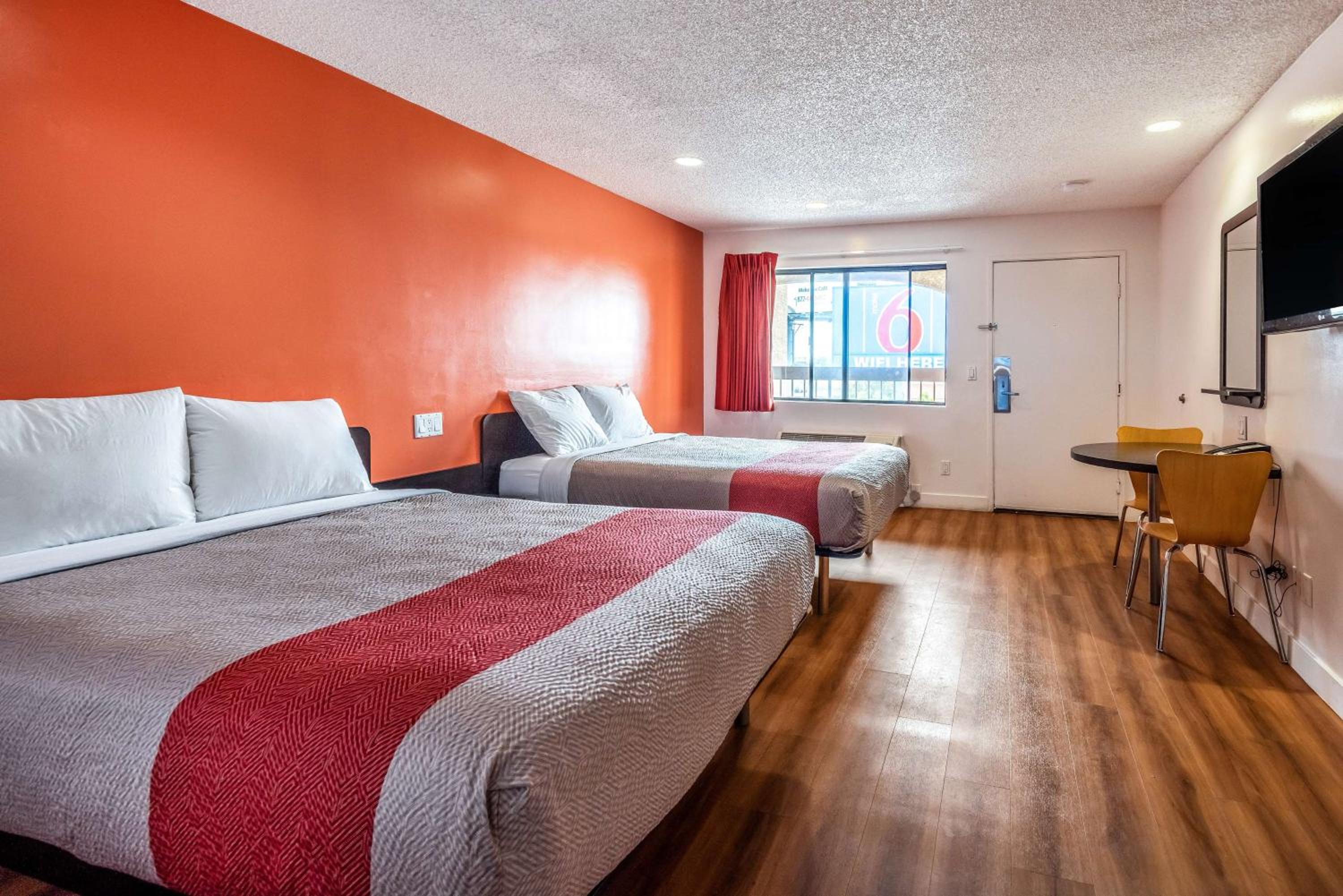 Queen Room With Two Queen Beds With Micro Fridge And Jacuzzi - Non-Smoking - Photo 1