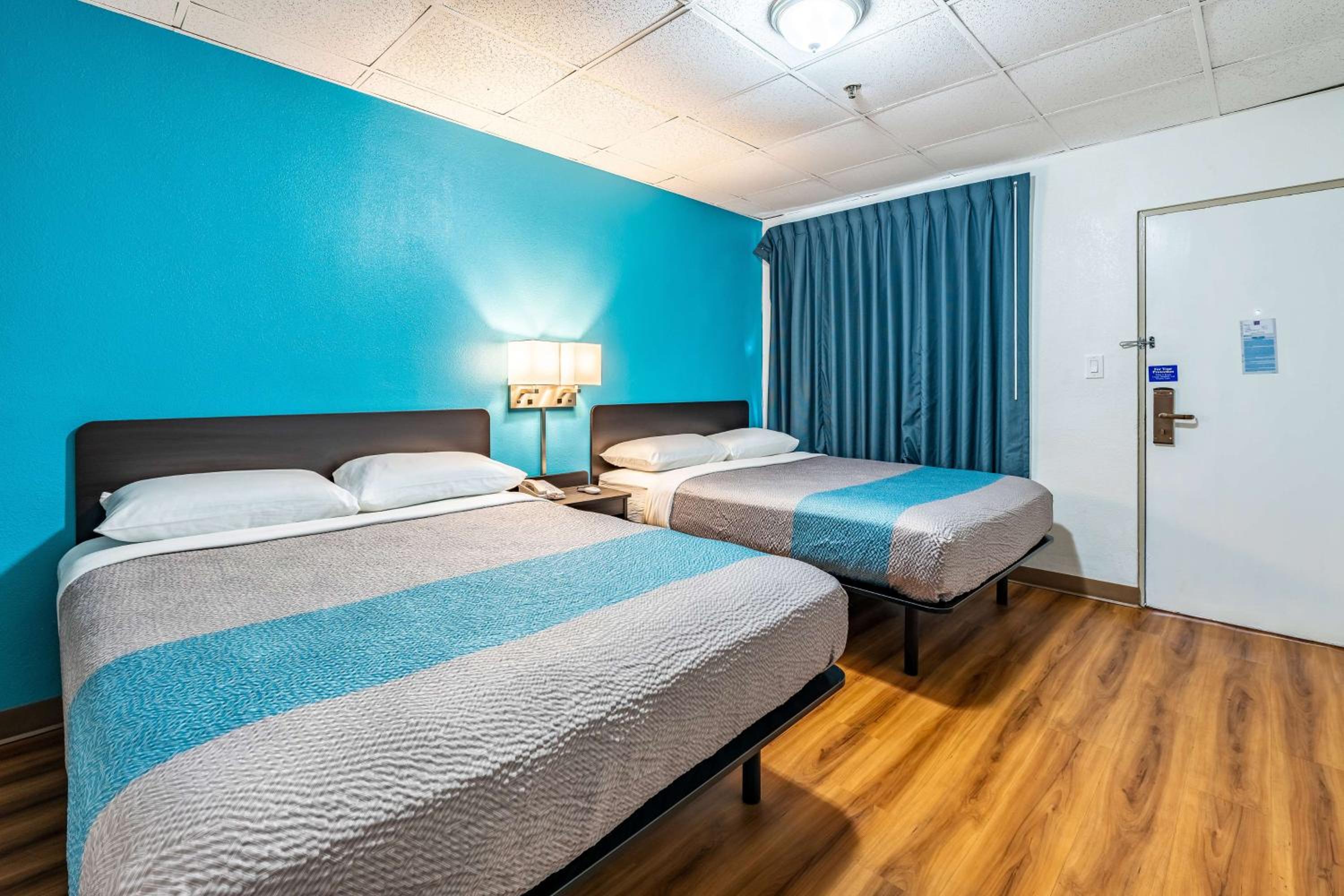 Quadruple Room - Non-Smoking - Photo 1