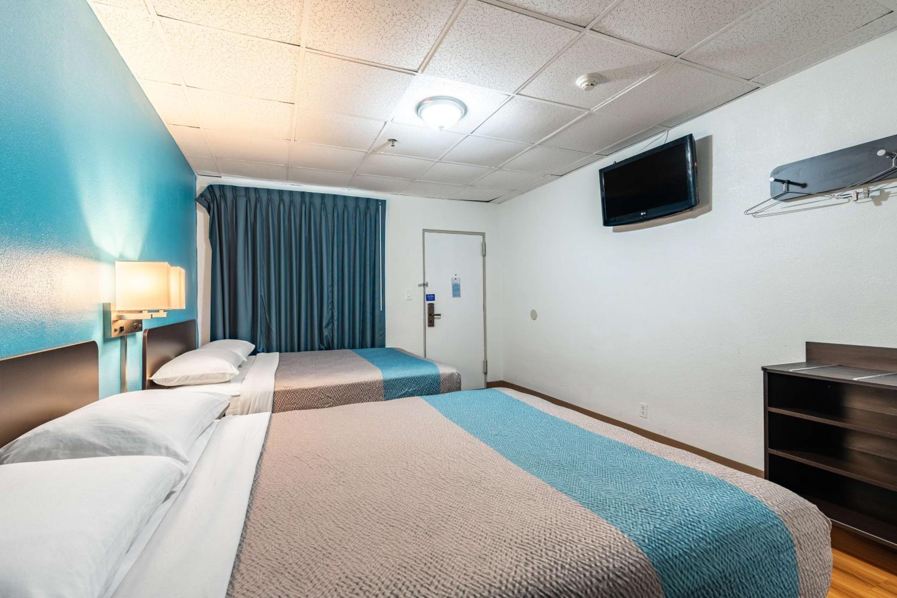 Quadruple Room - Non-Smoking - Photo 3