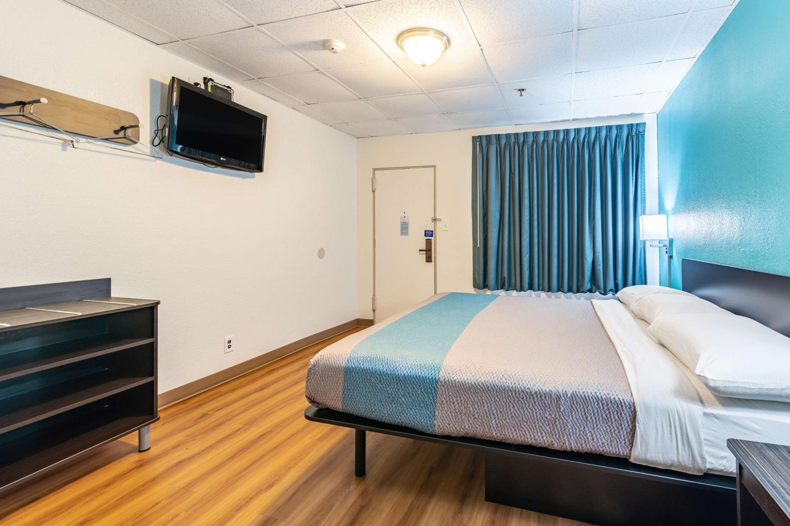 King Room - Non-Smoking - Photo 2