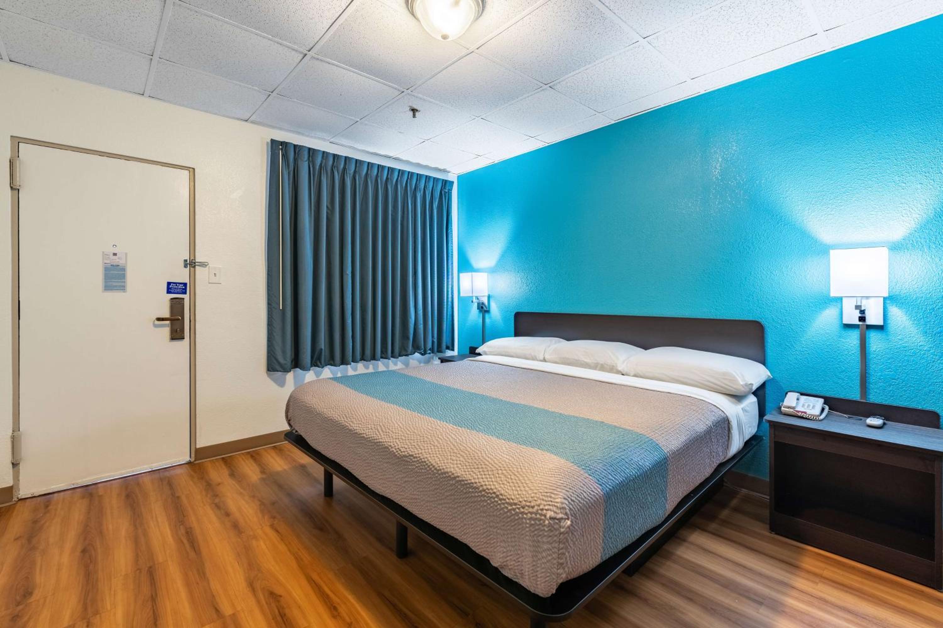 King Room - Non-Smoking - Photo 3