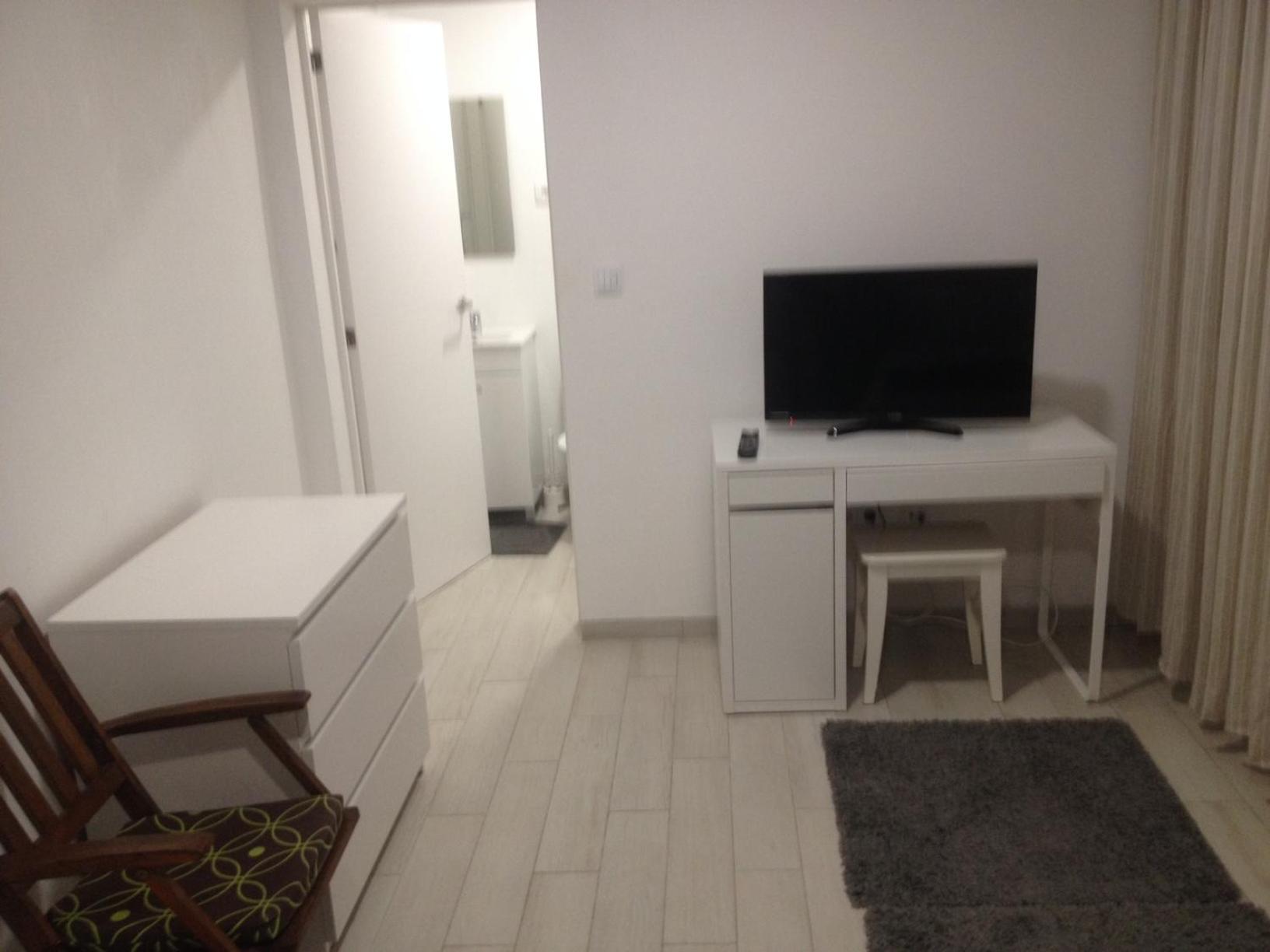 Deluxe Double Room with Shower - Photo 2