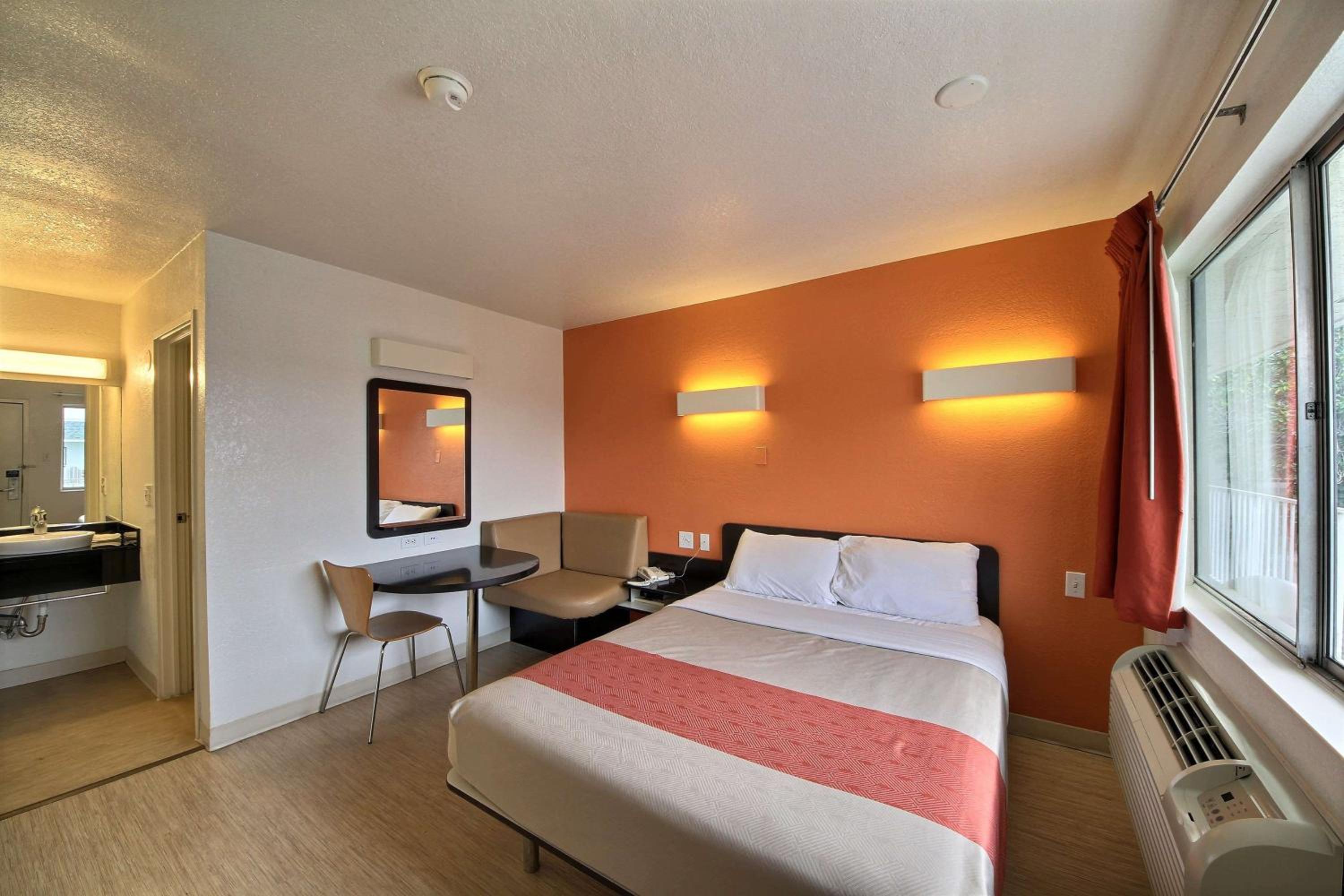 Queen Room photo 1