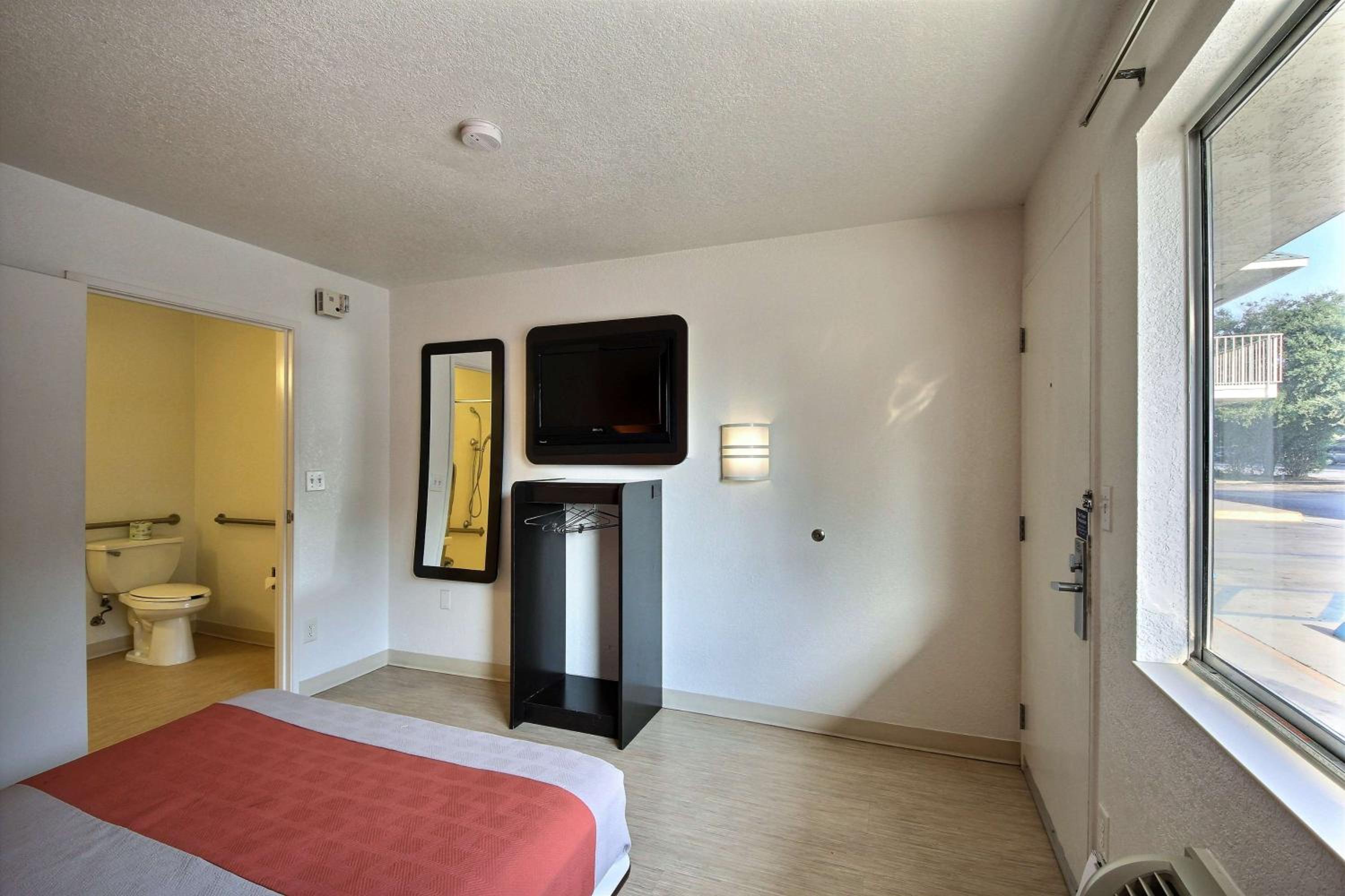 Double Room - Disability Access - Roll In Shower photo 3