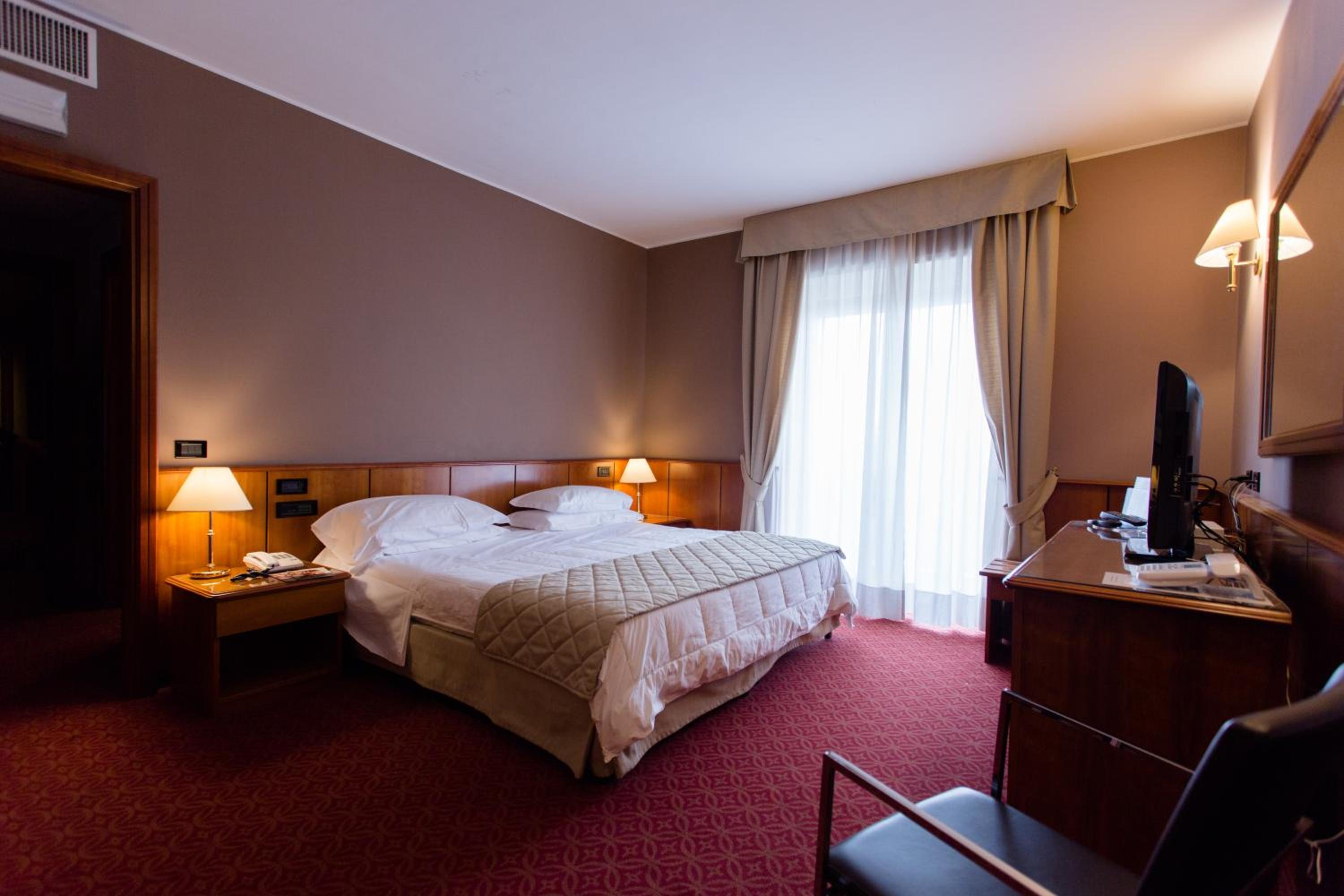 Large Double or Twin Room - Photo 2