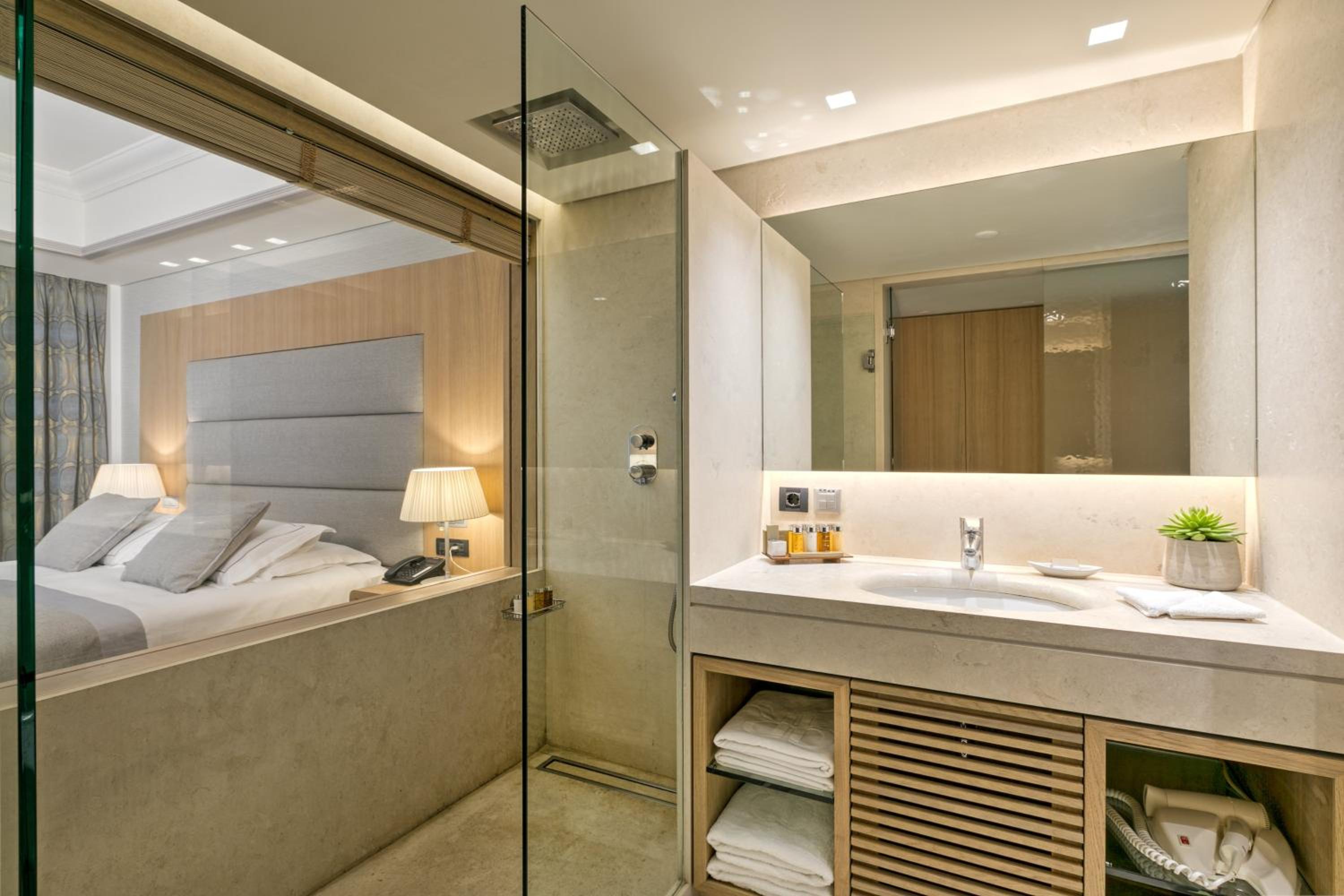 Deluxe Double Room - Photo 12