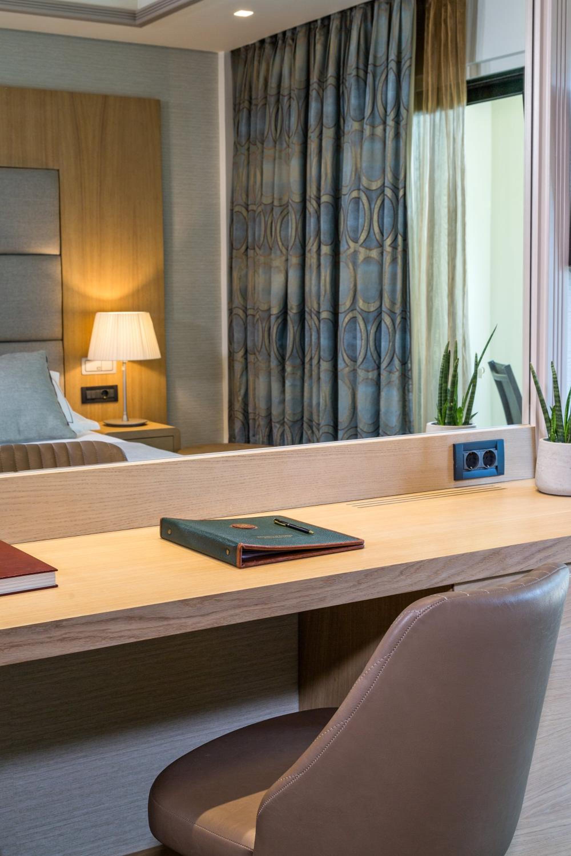 Deluxe Double Room - Photo 11