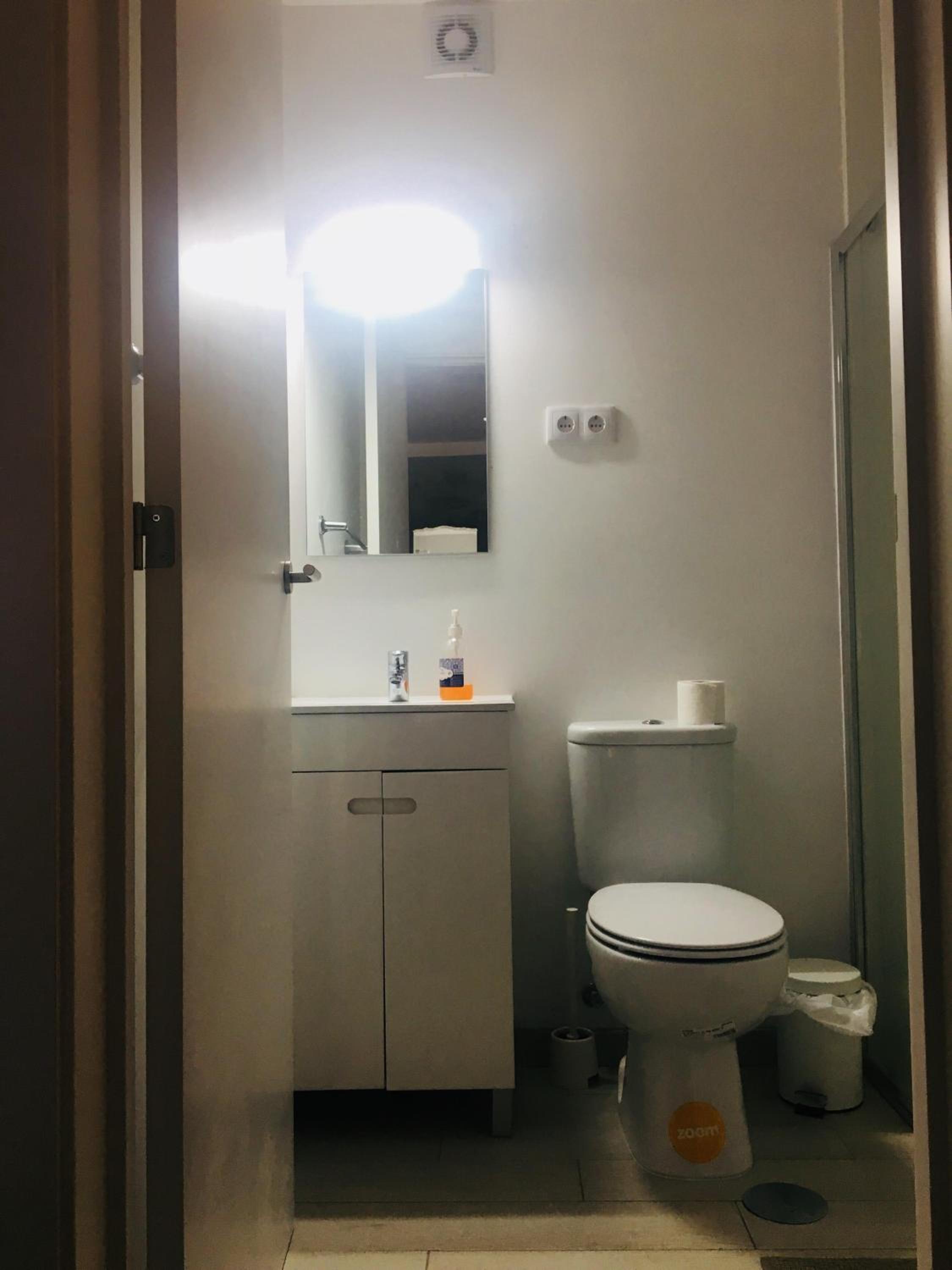 Deluxe Double Room with Shower - Photo 4