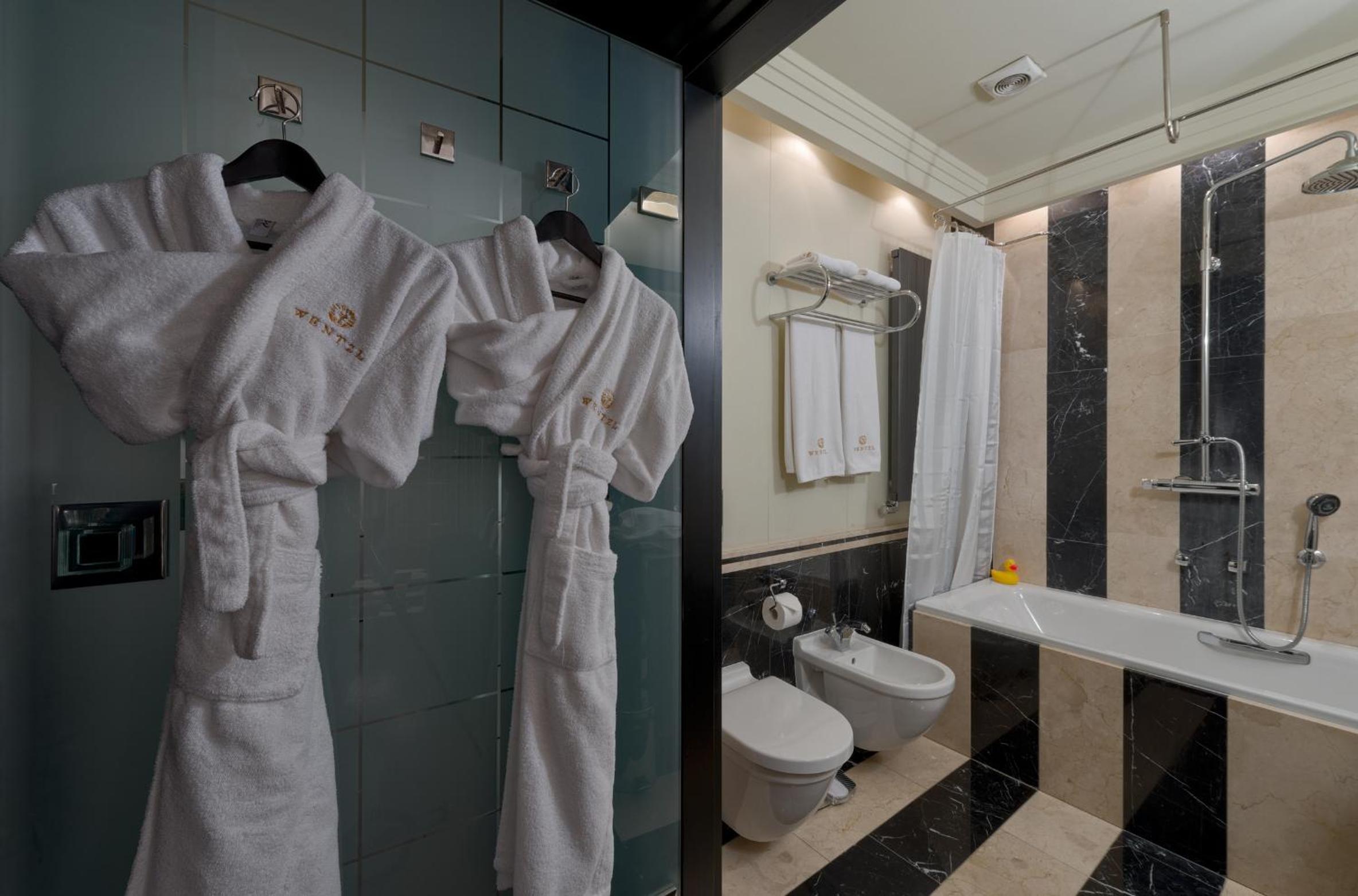 Deluxe Double Room - Photo 12