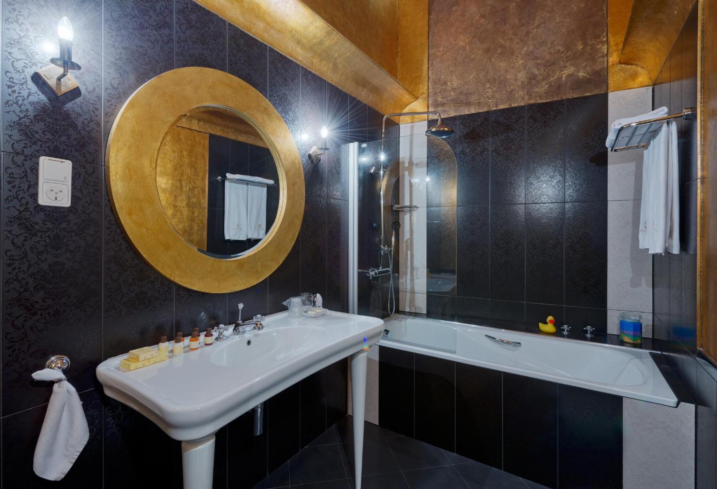 Deluxe Double Room - Photo 13