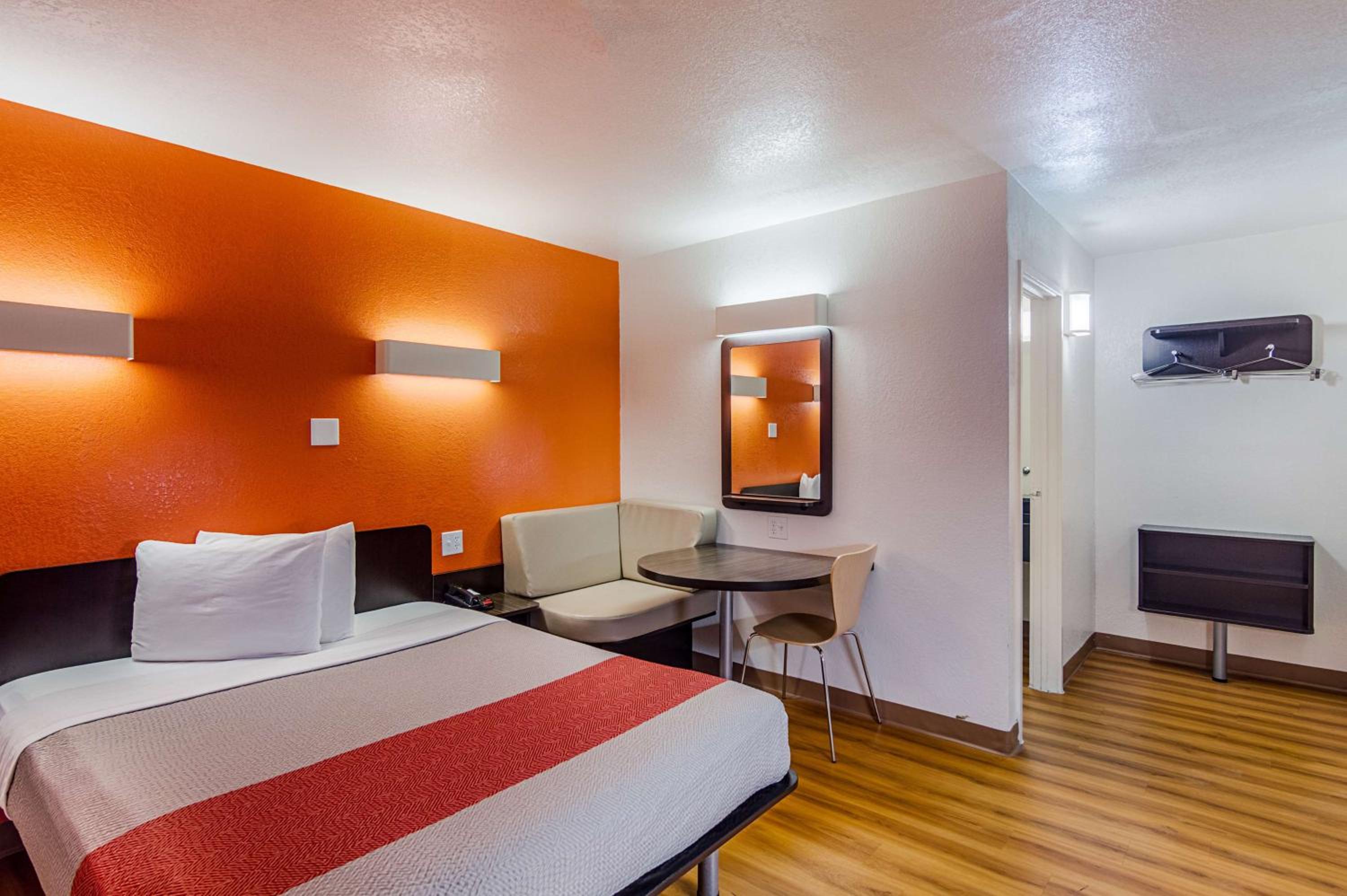 Queen Room - Disability Access - Non-Smoking photo 1