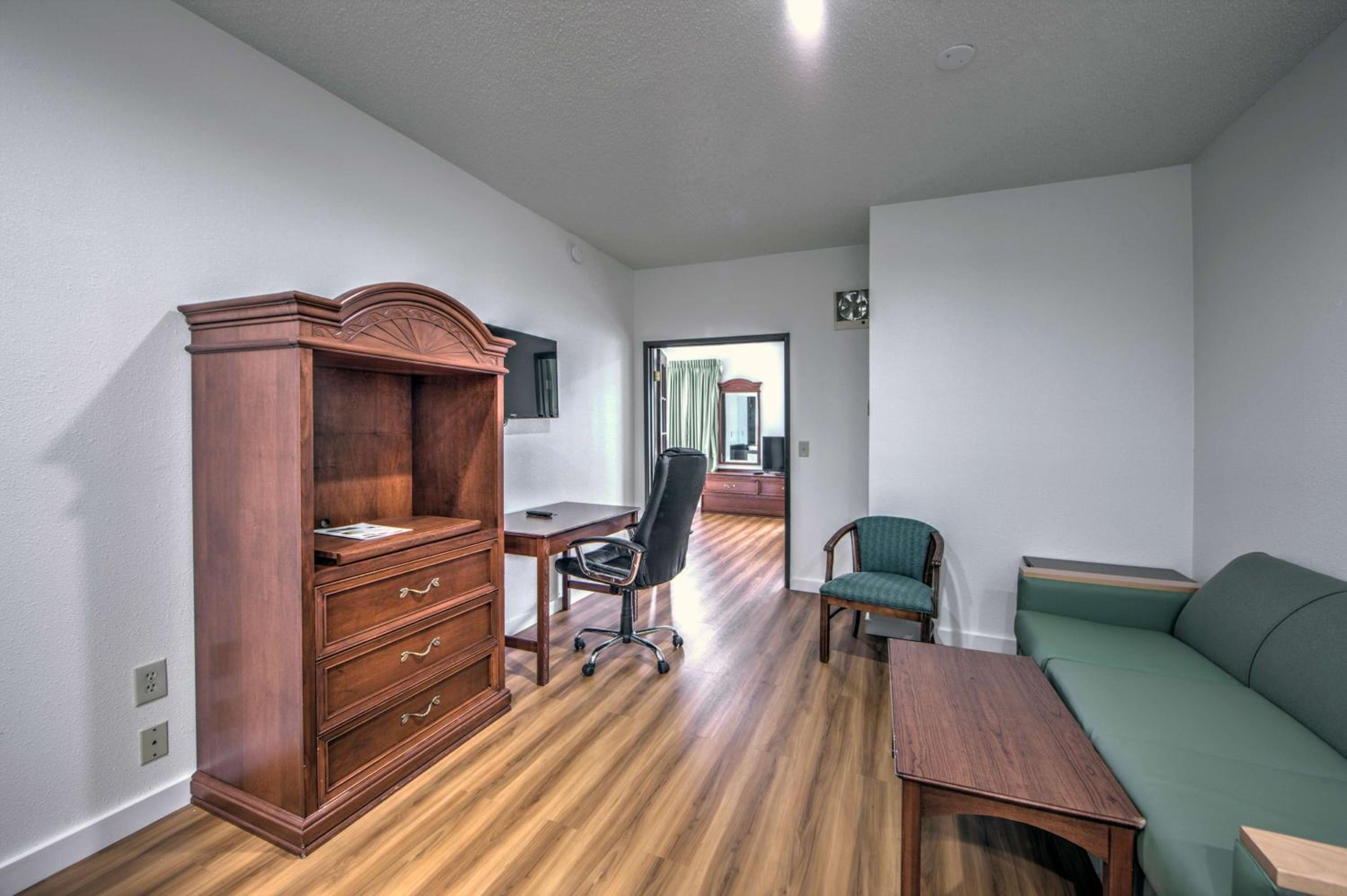 Deluxe King Suite - Non-Smoking photo 2