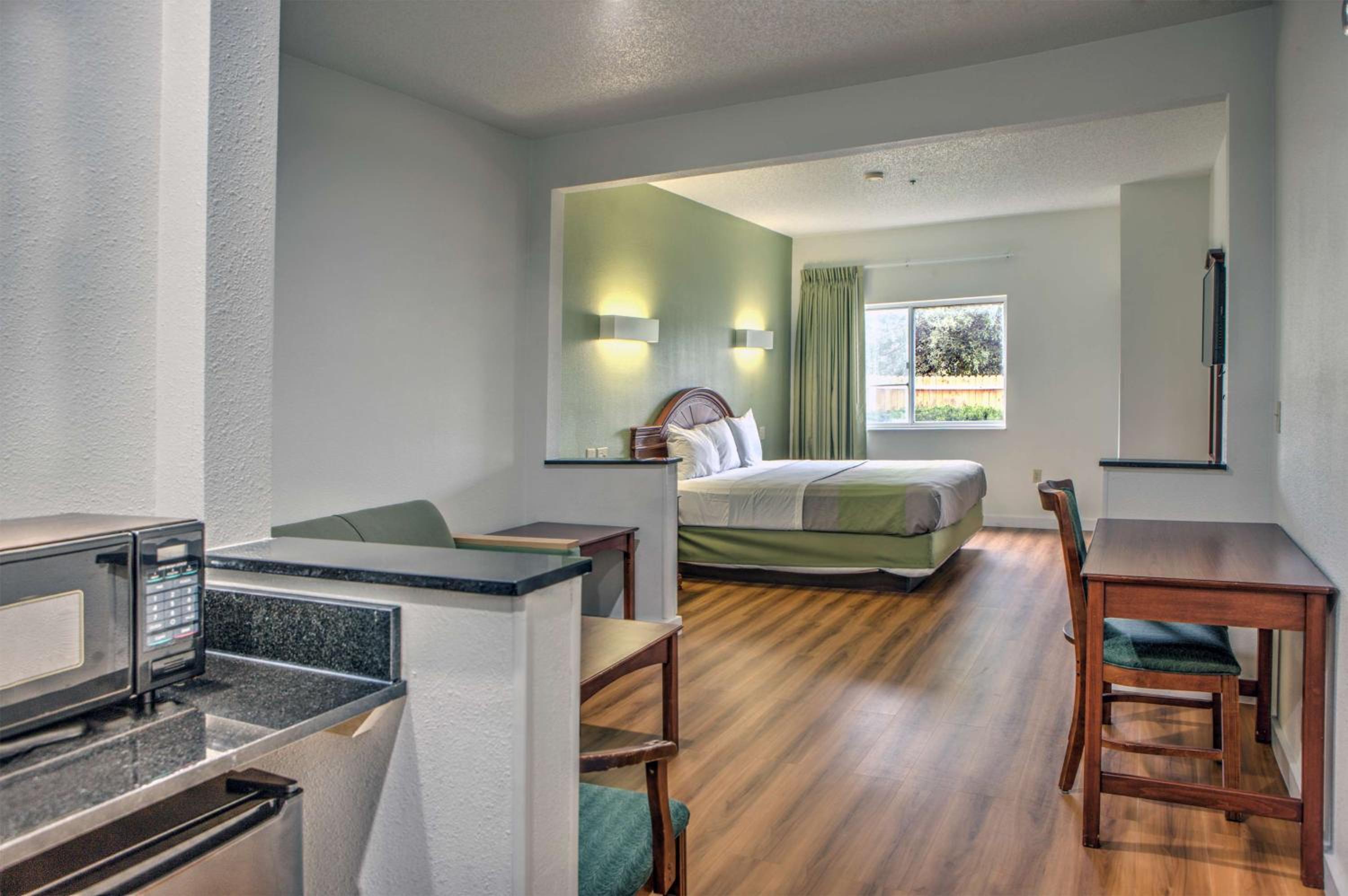 Deluxe King Suite - Non-Smoking photo 3