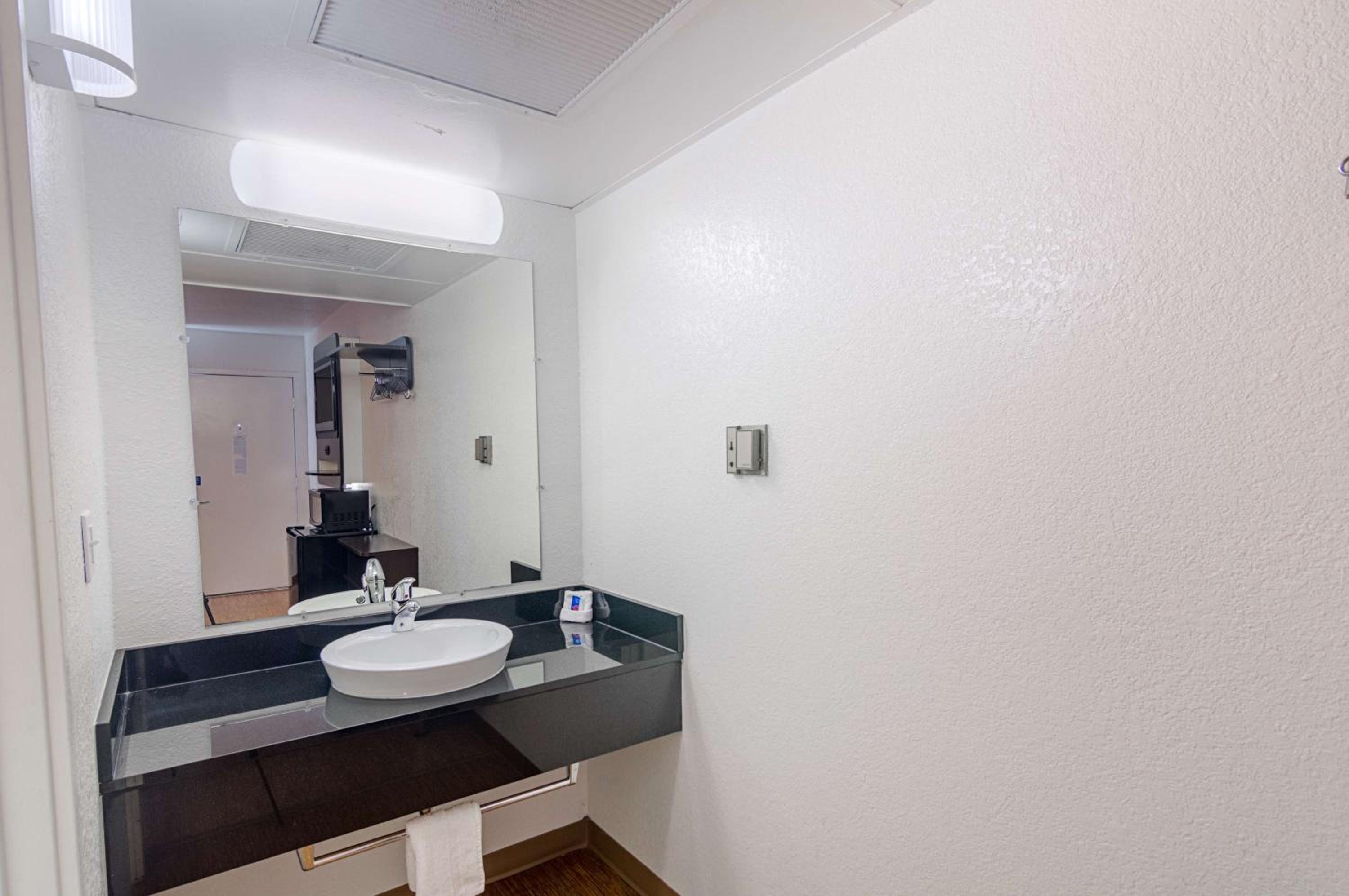 Queen Room - Disability Access - Non-Smoking photo 3
