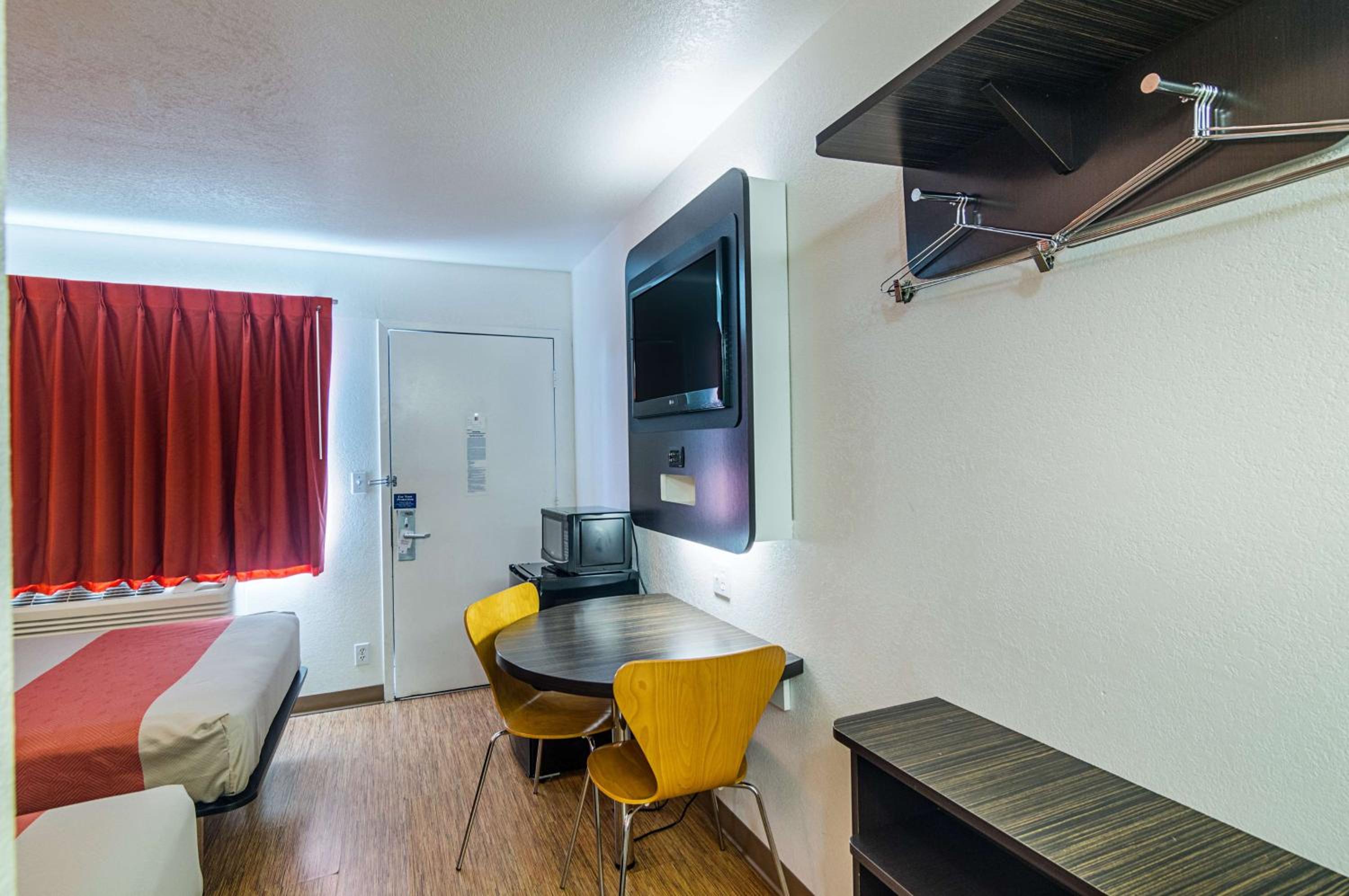 Quadruple Room - Disability Access - Non-Smoking photo 3