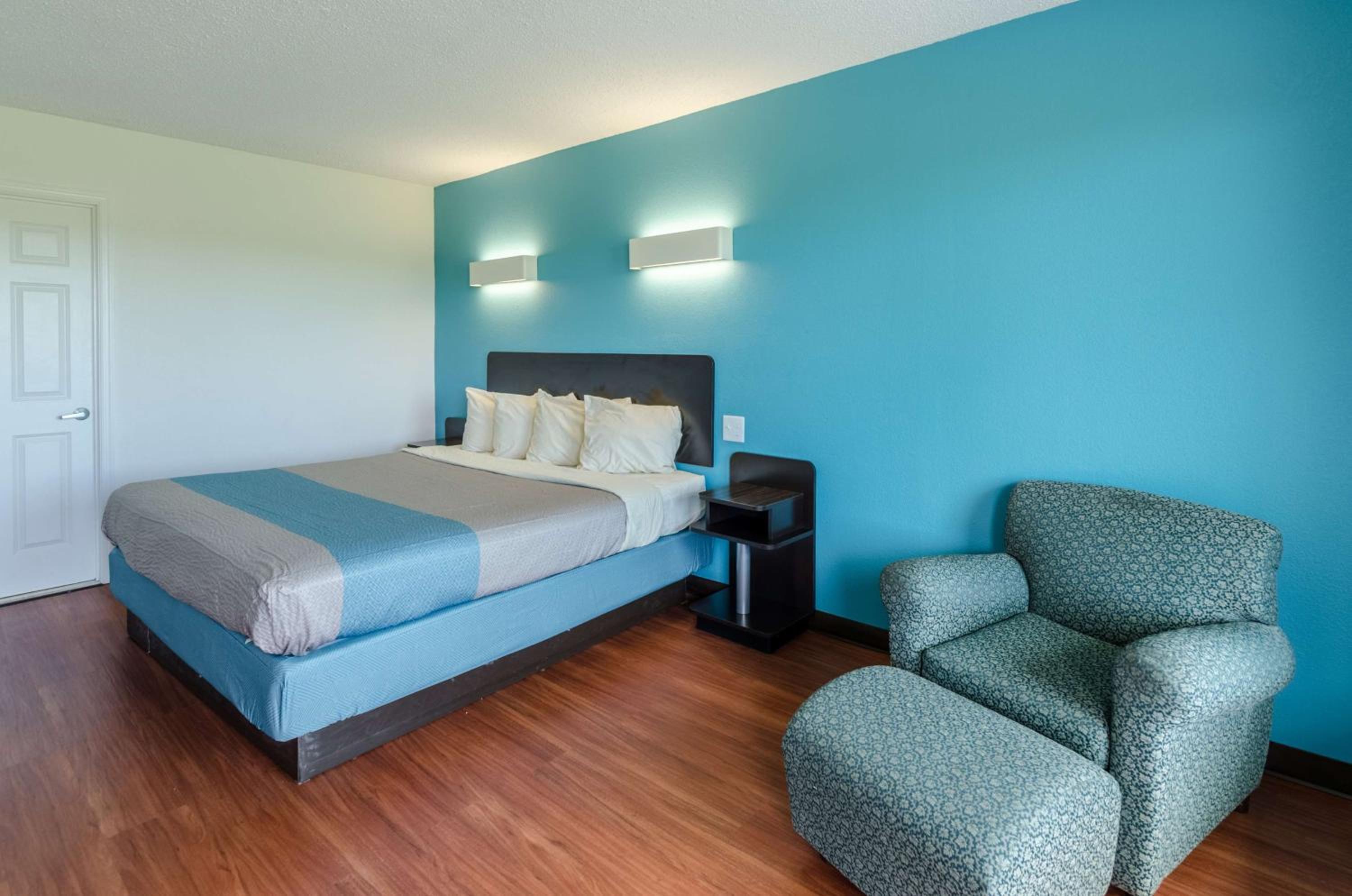 King Room - Non-Smoking - Photo 3