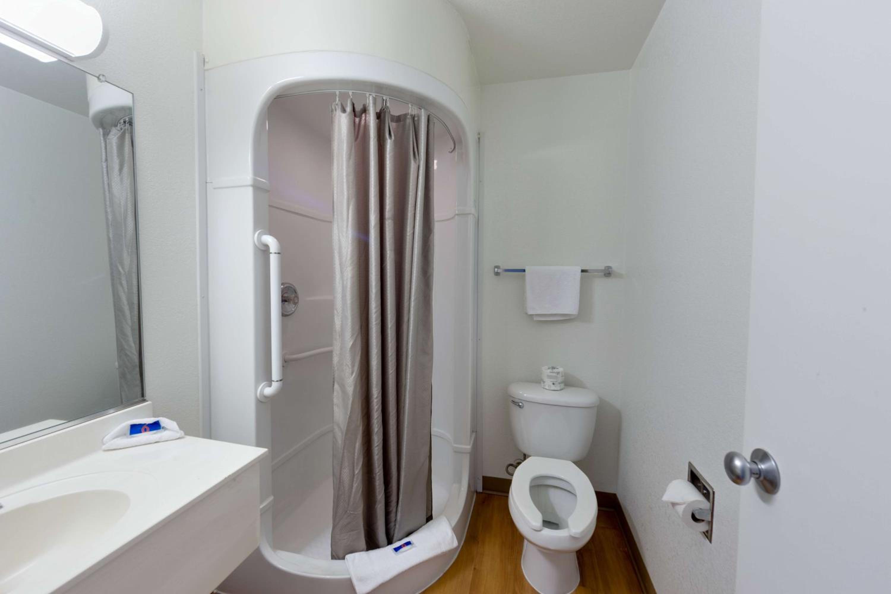 Deluxe Queen Room - Non-Smoking photo 3