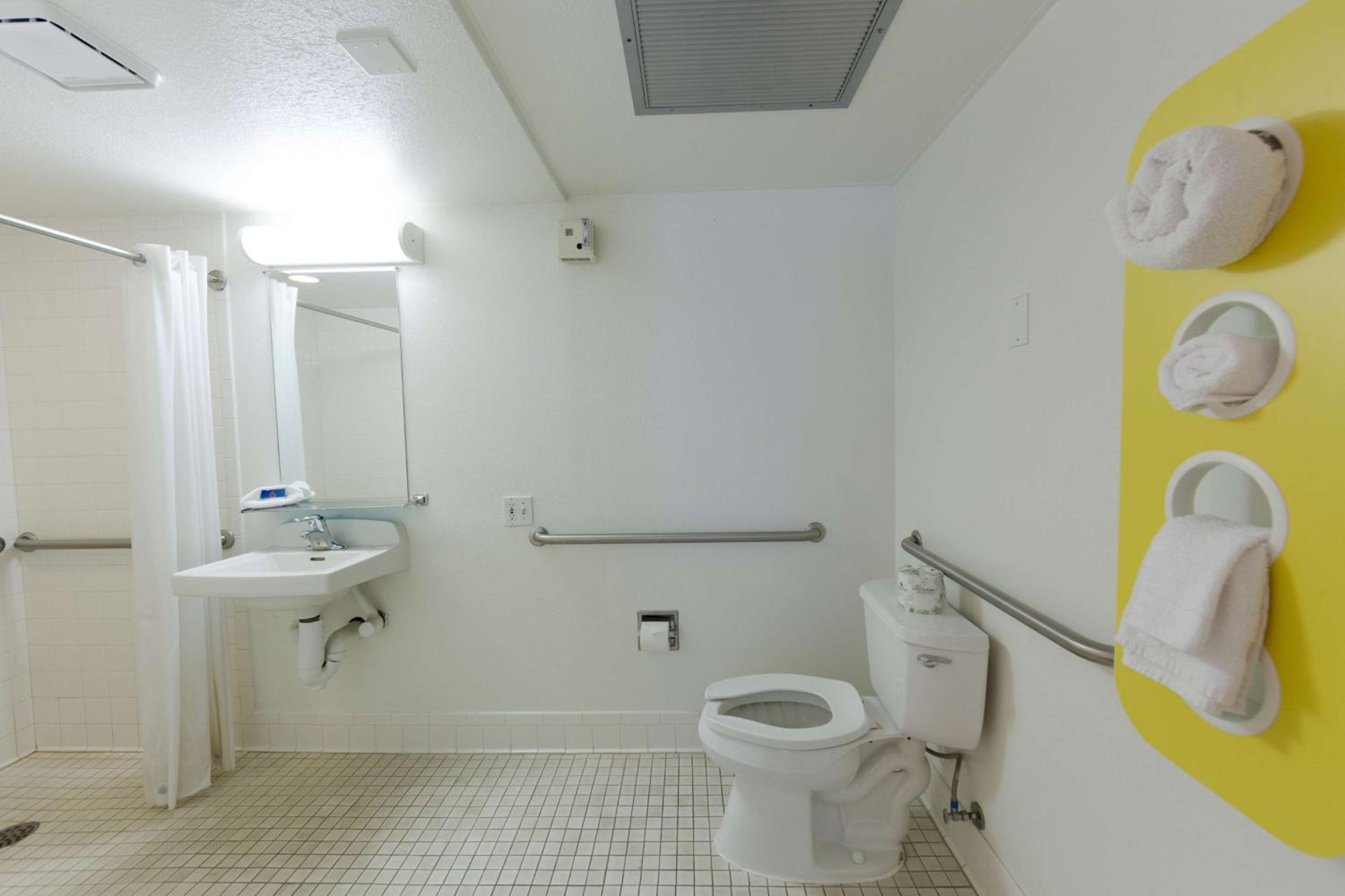 Queen Room - Disability Access - Non-Smoking photo 2