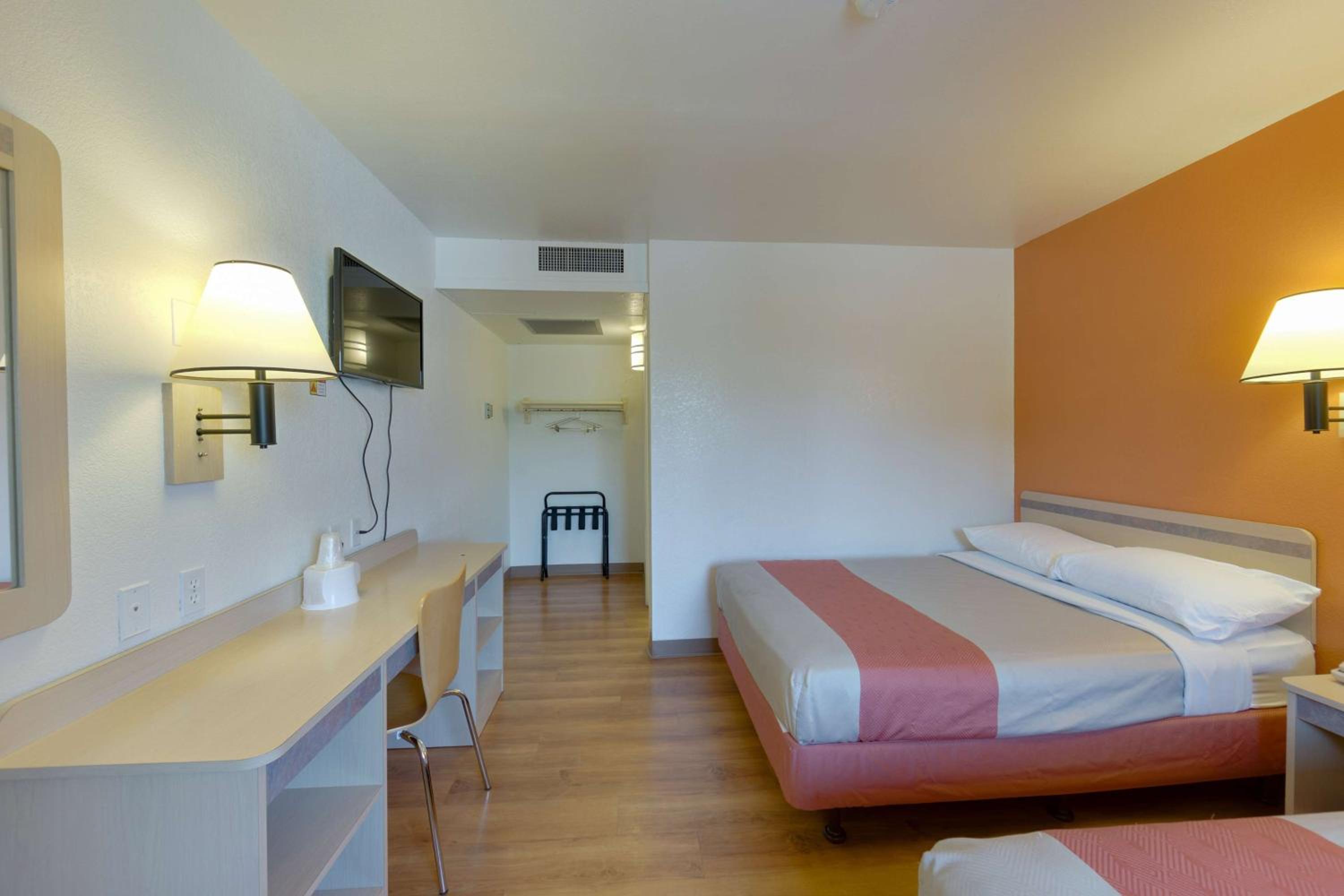 Deluxe Quadruple Room - Smoking photo 2