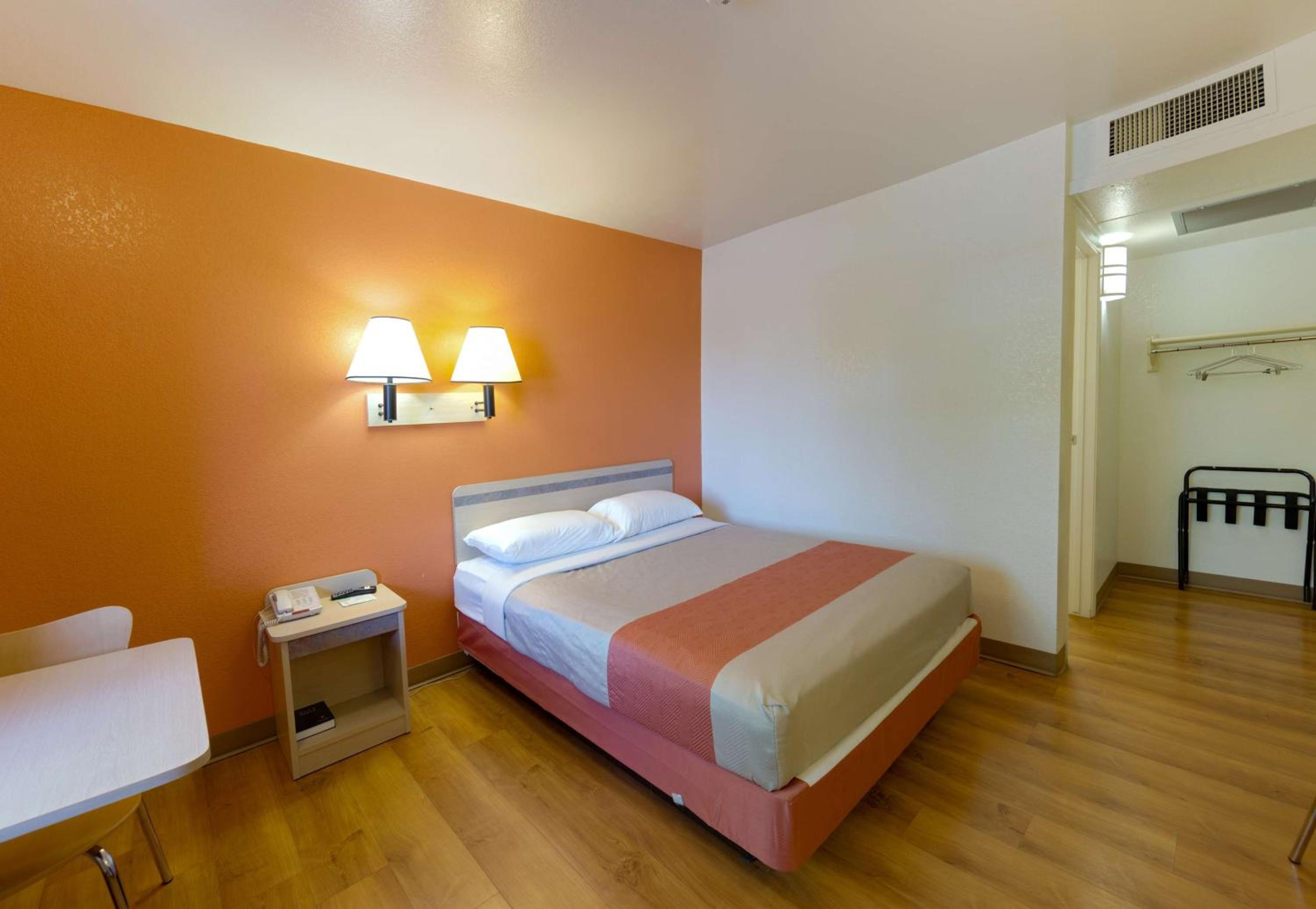Queen Room - Disability Access - Non-Smoking photo 3
