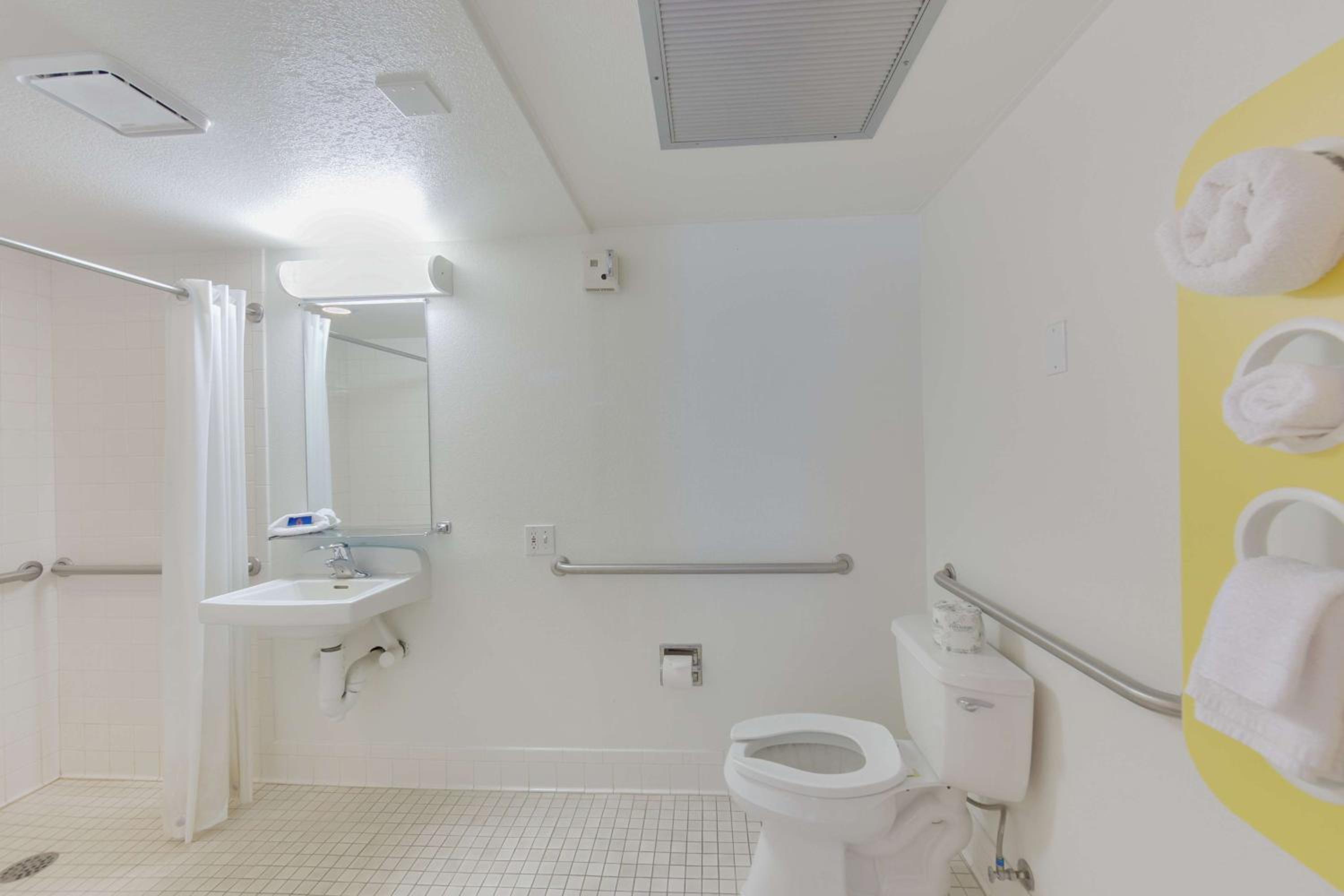Queen Room - Disability Access - Non-Smoking photo 2