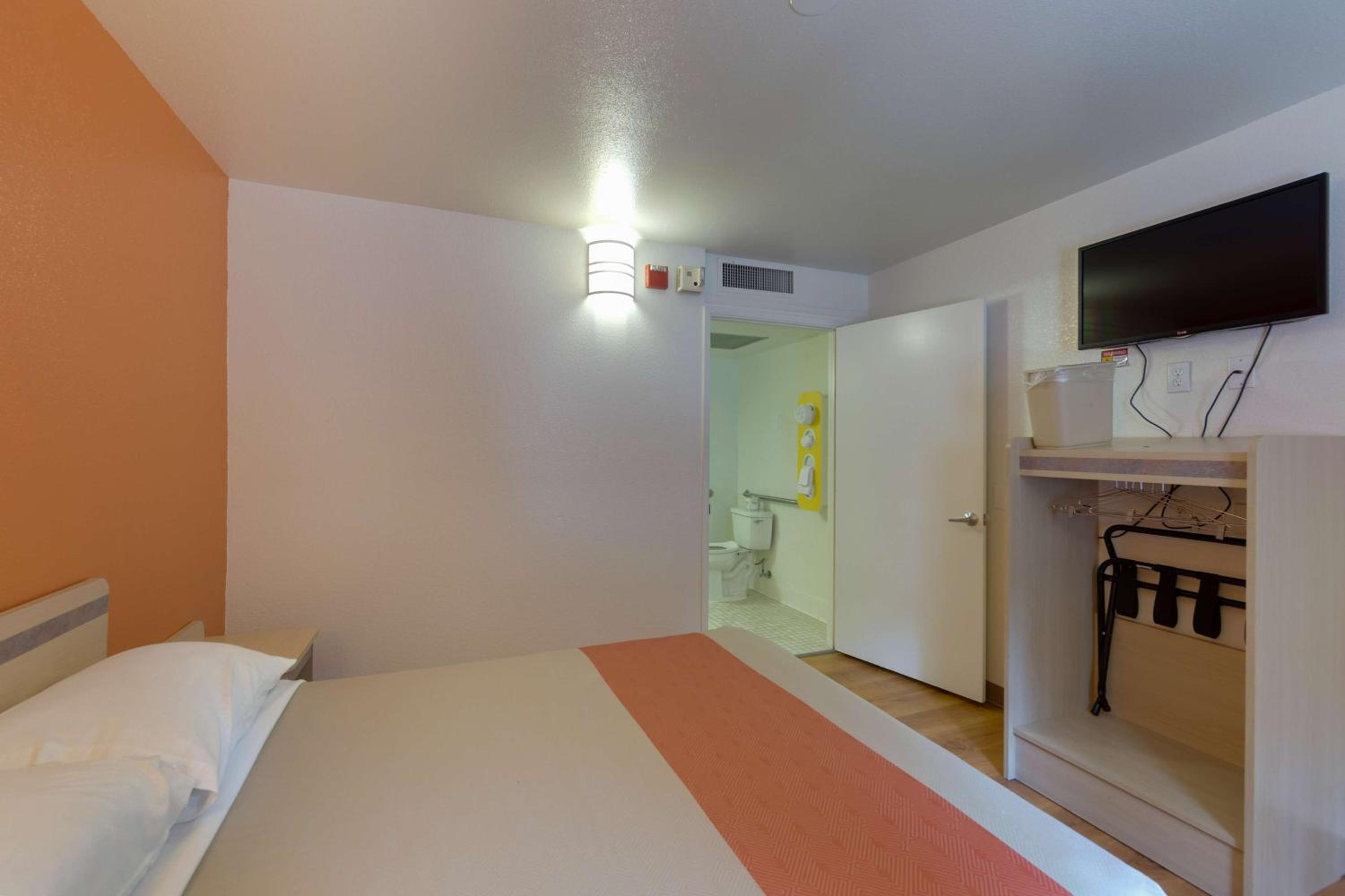 Queen Room - Non-Smoking photo 3