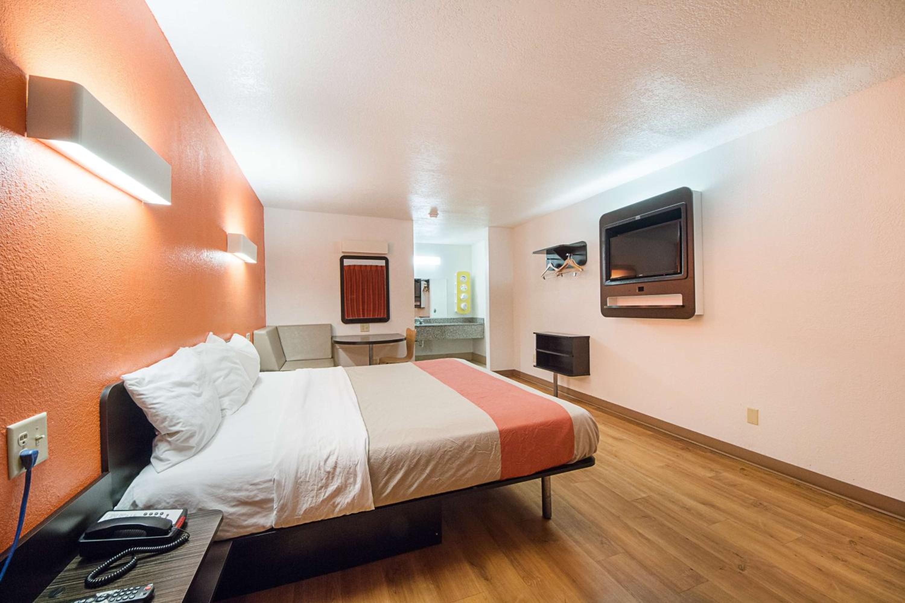 Deluxe King Room - Smoking - Photo 1