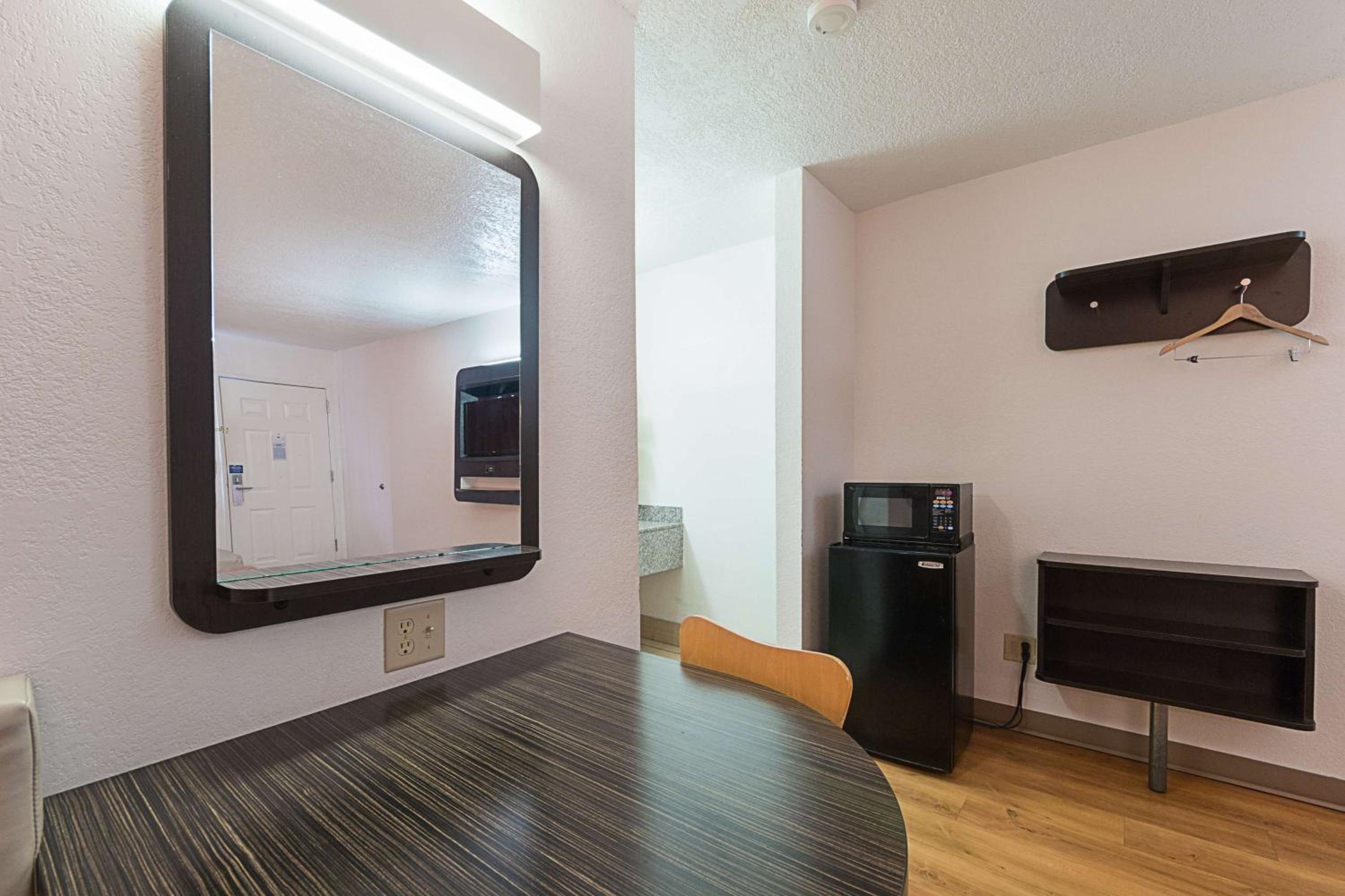 Quadruple Room - Non-Smoking - Photo 3