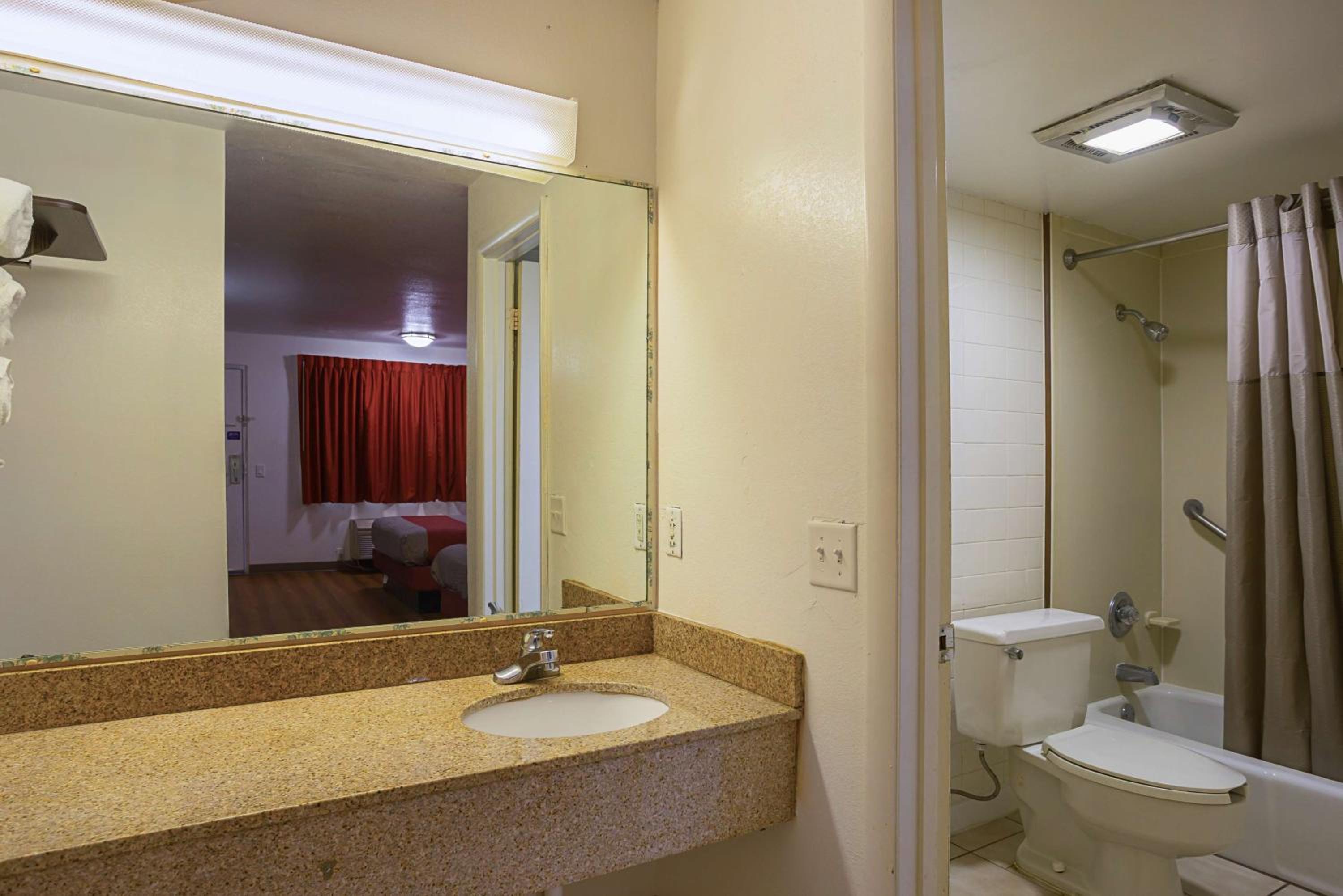Deluxe King Room - Smoking photo 2