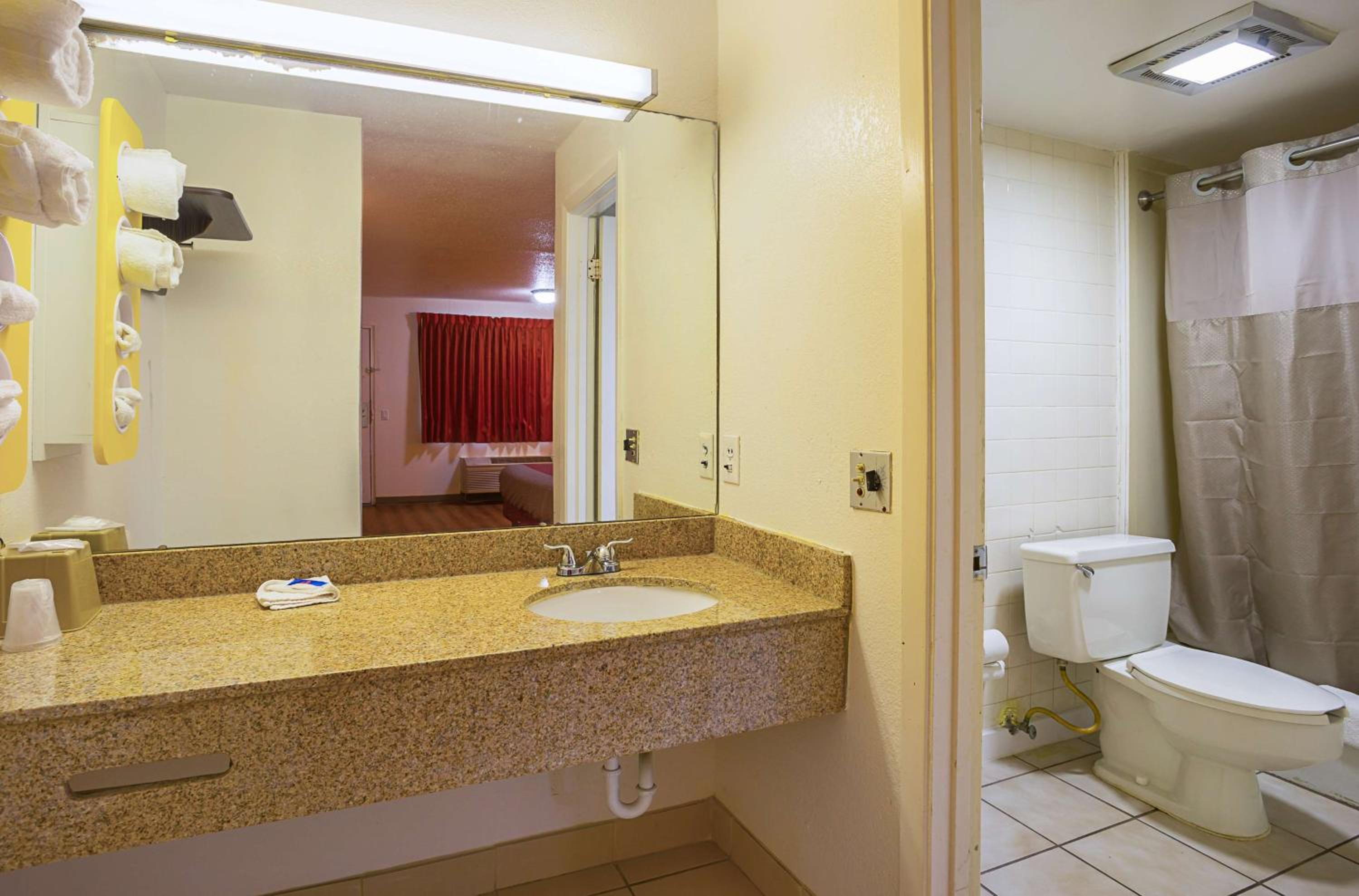 Deluxe Quadruple Room - Smoking photo 2