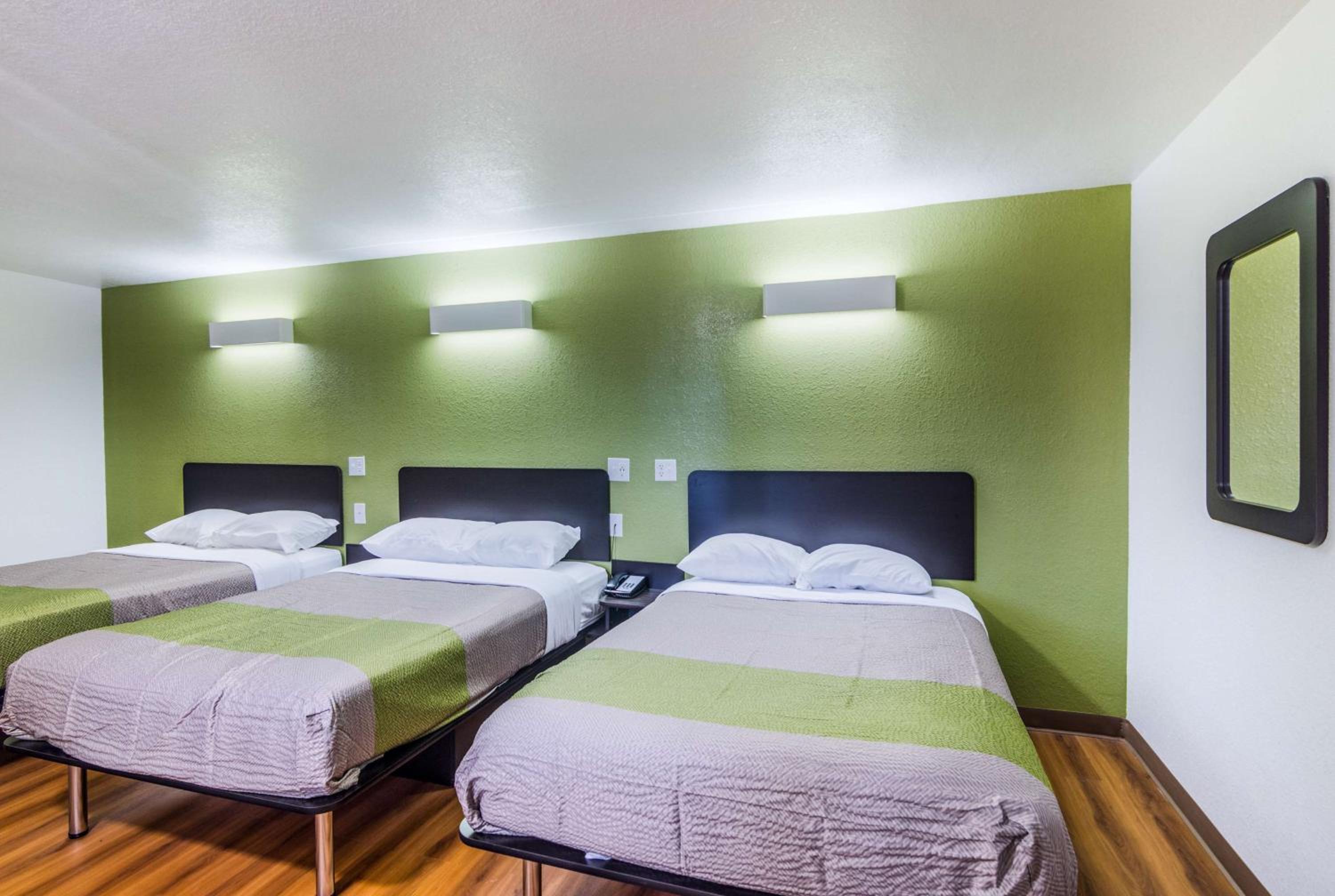 Deluxe Quadruple Room - Smoking photo 3