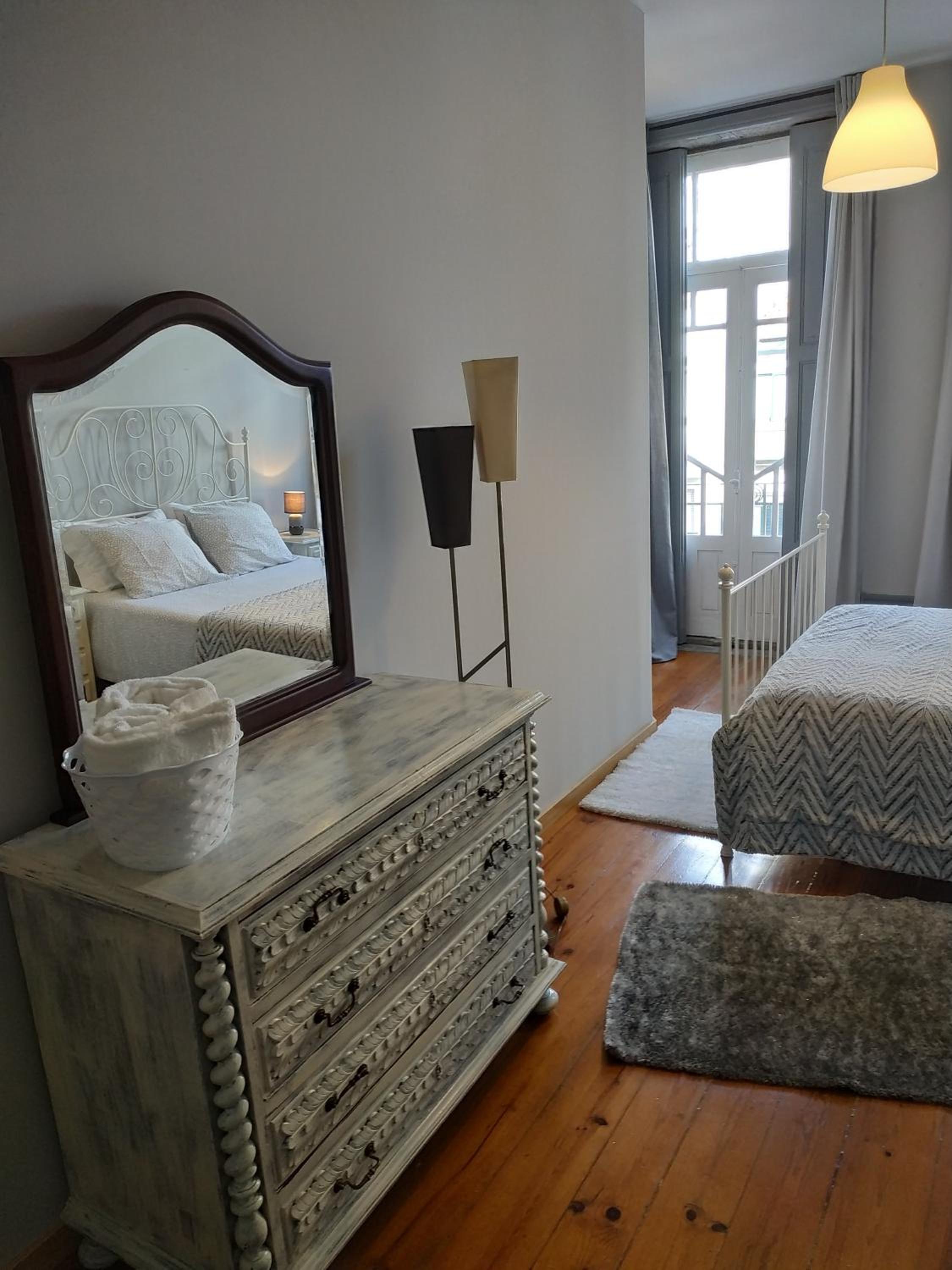 Double Room with Balcony and City View - Photo 5