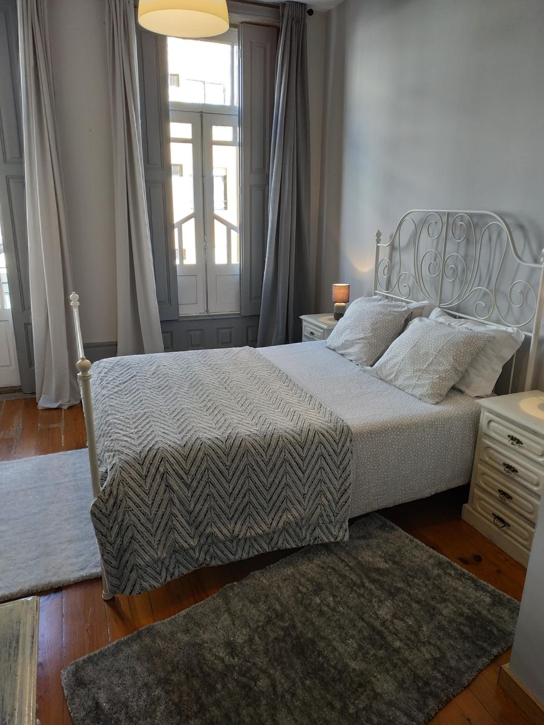 Double Room with Balcony and City View - Photo 6