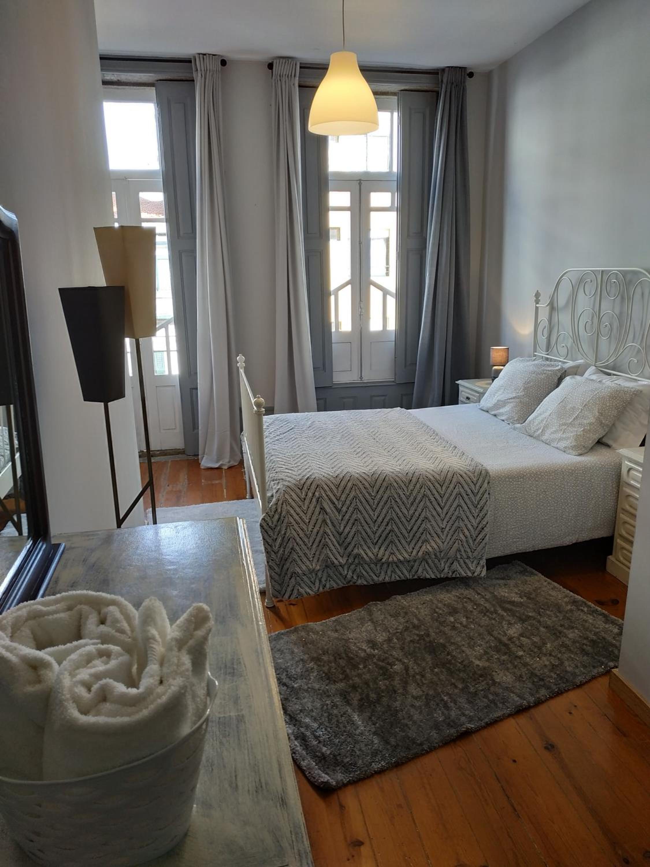 Double Room with Balcony and City View - Photo 7