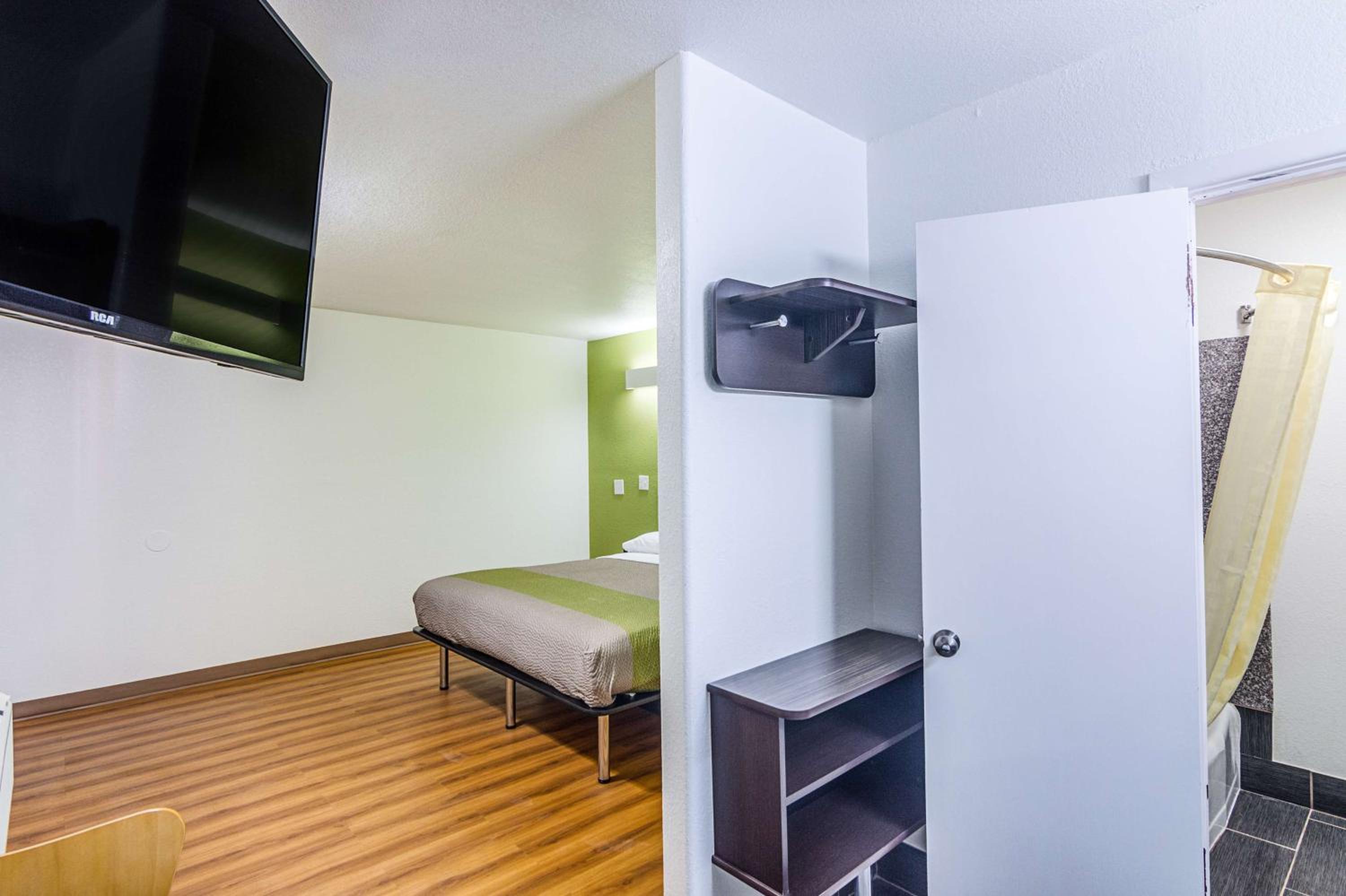 Deluxe King Room - Smoking photo 3