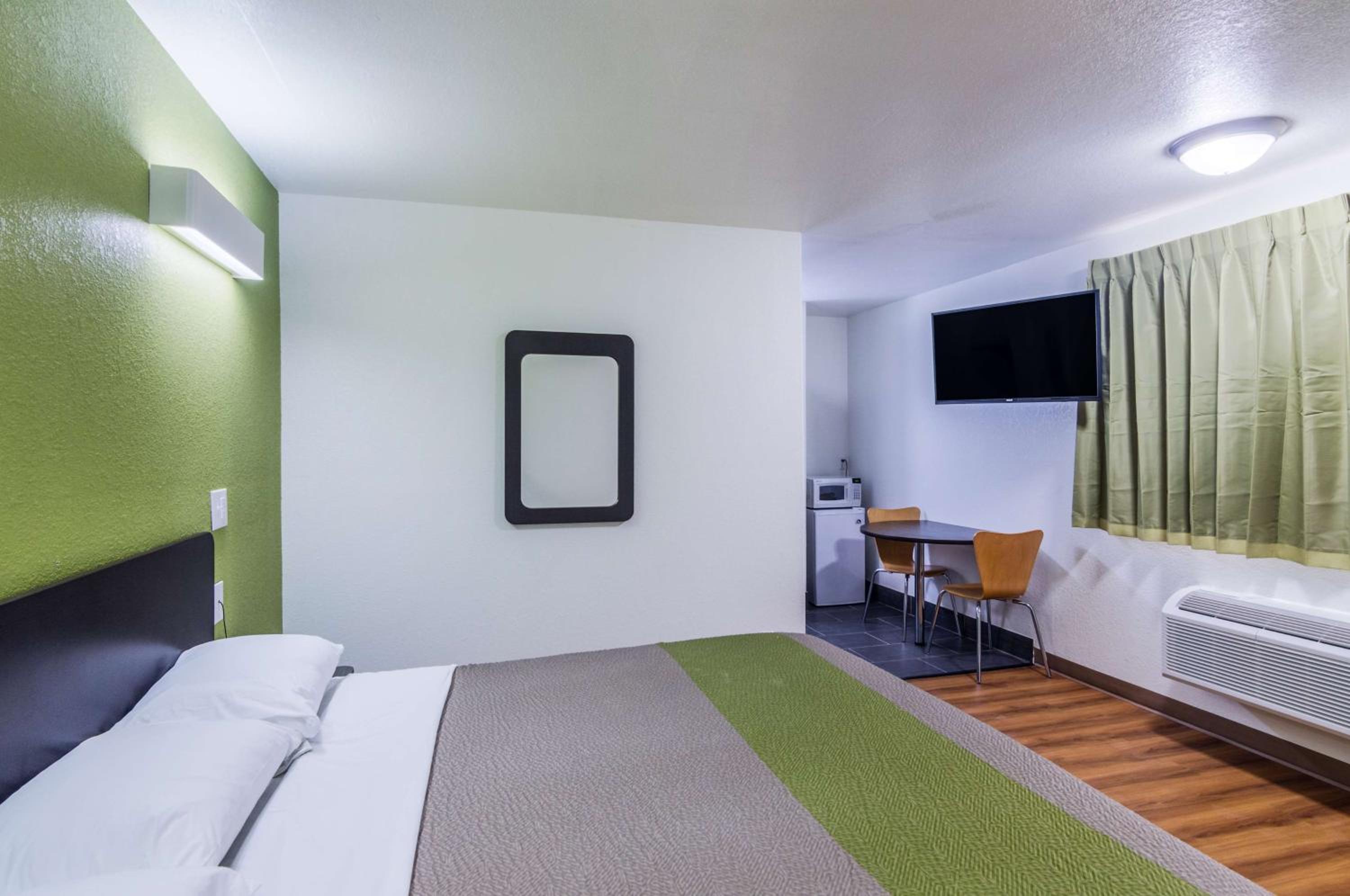 Deluxe King Room - Smoking photo 2